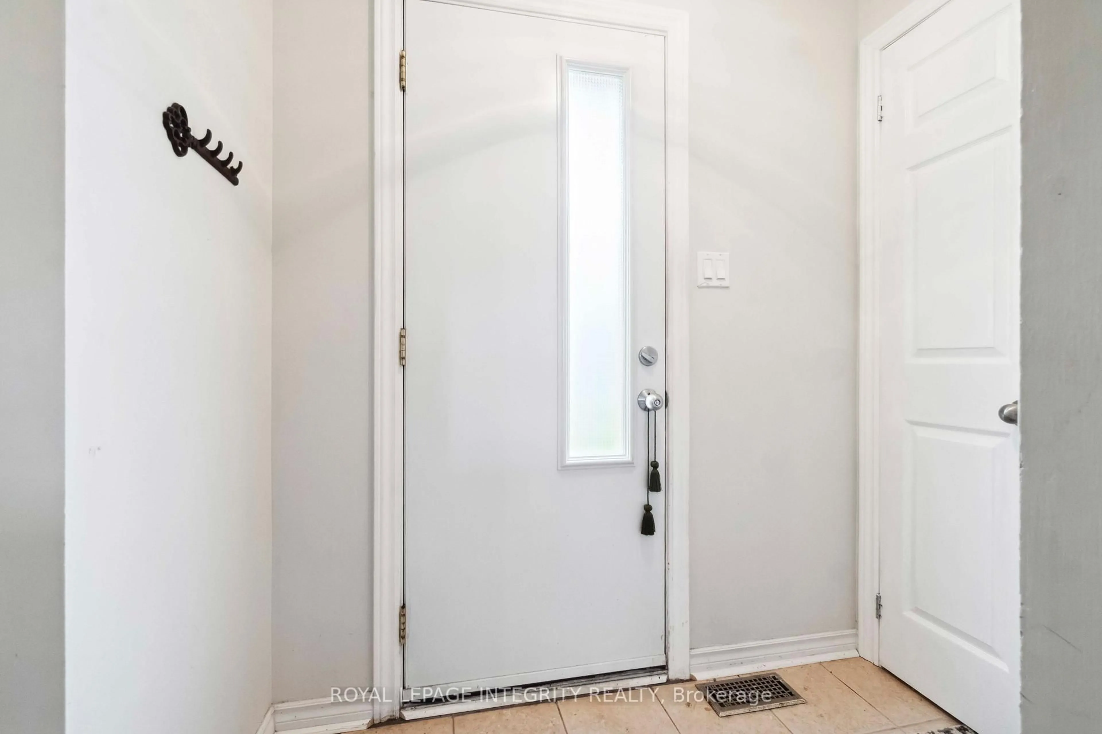 Indoor entryway for 1248 Bethamy Lane, Ottawa Ontario K1J 8P4