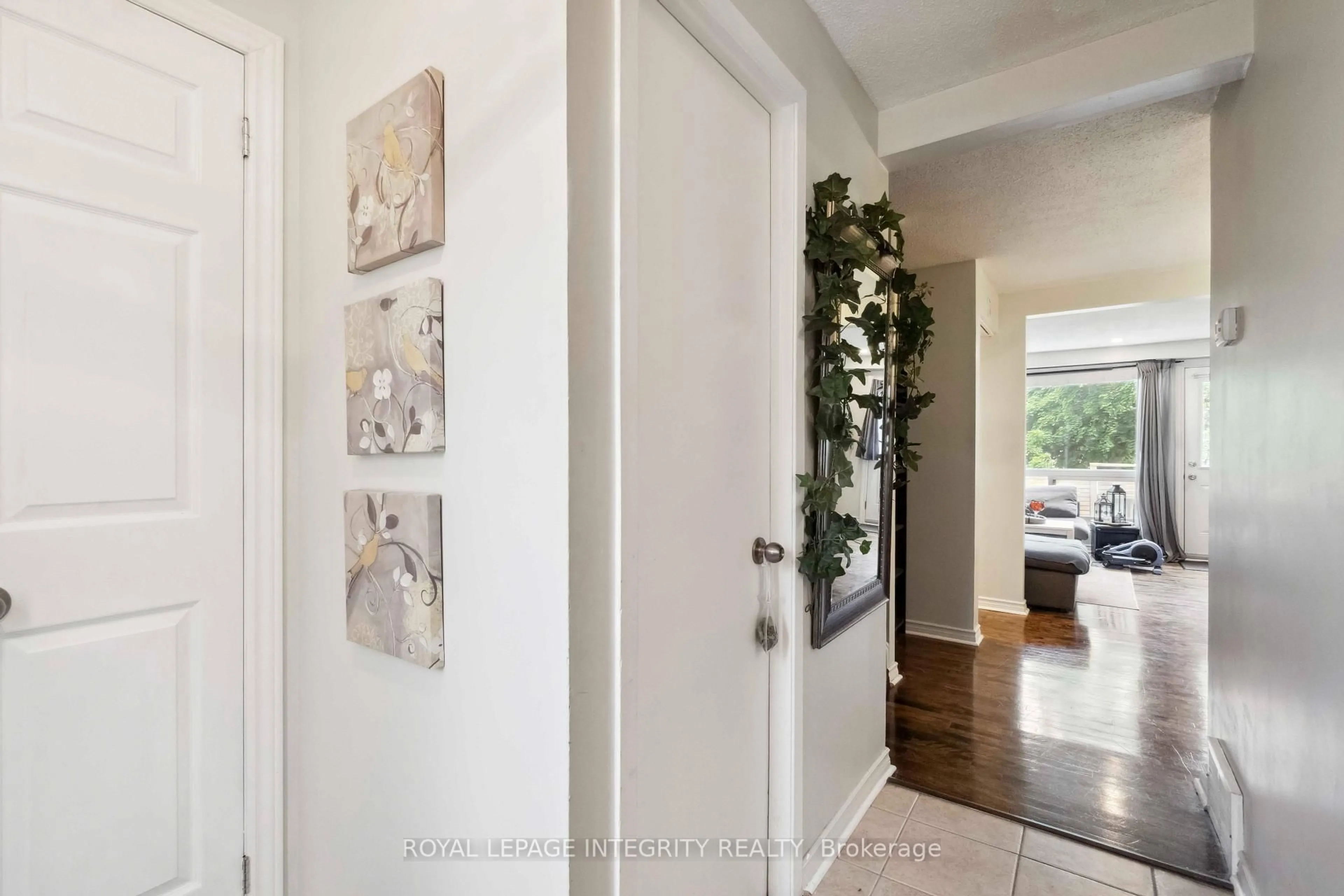 Indoor entryway for 1248 Bethamy Lane, Ottawa Ontario K1J 8P4