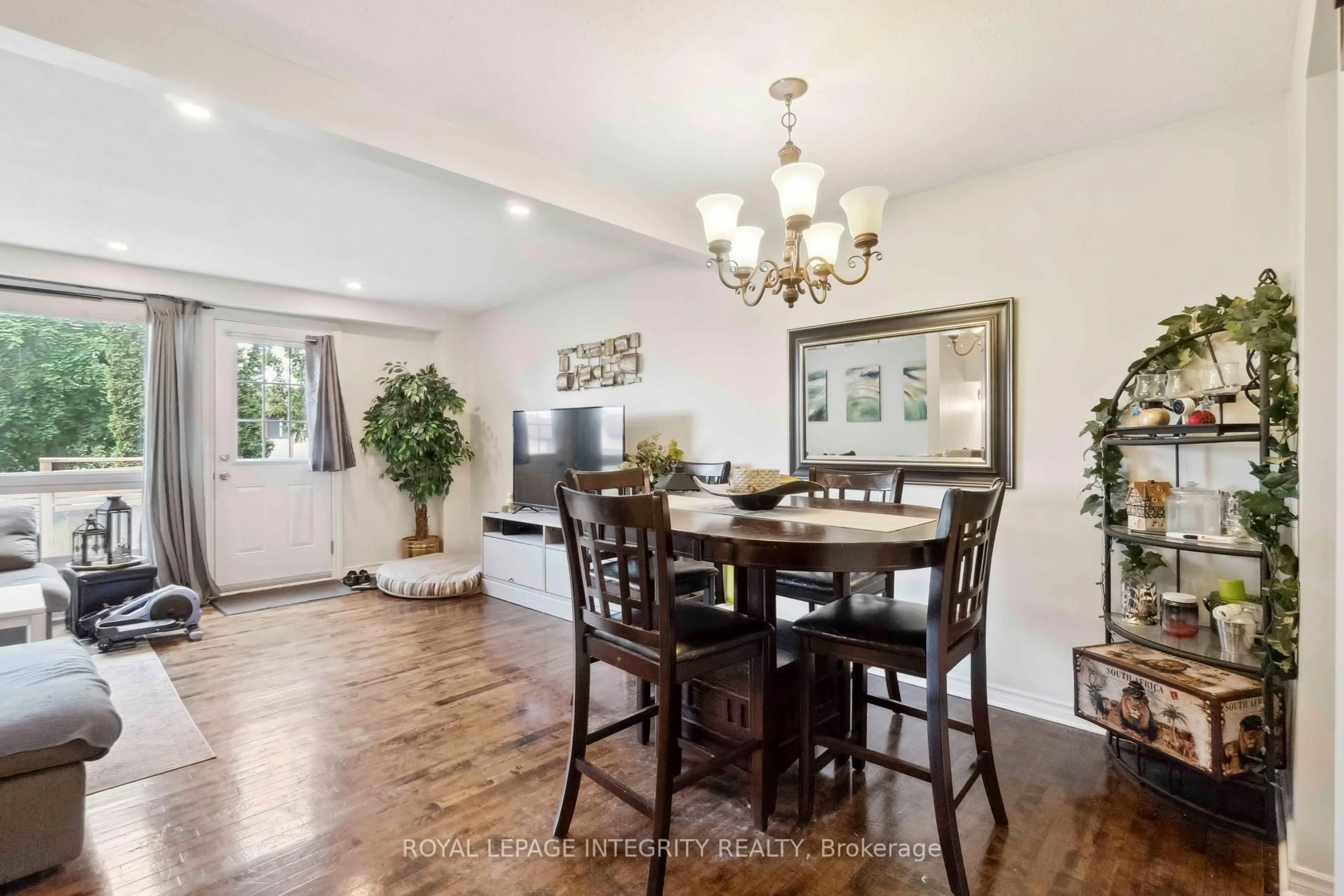 Dining room, wood/laminate floor for 1248 Bethamy Lane, Ottawa Ontario K1J 8P4
