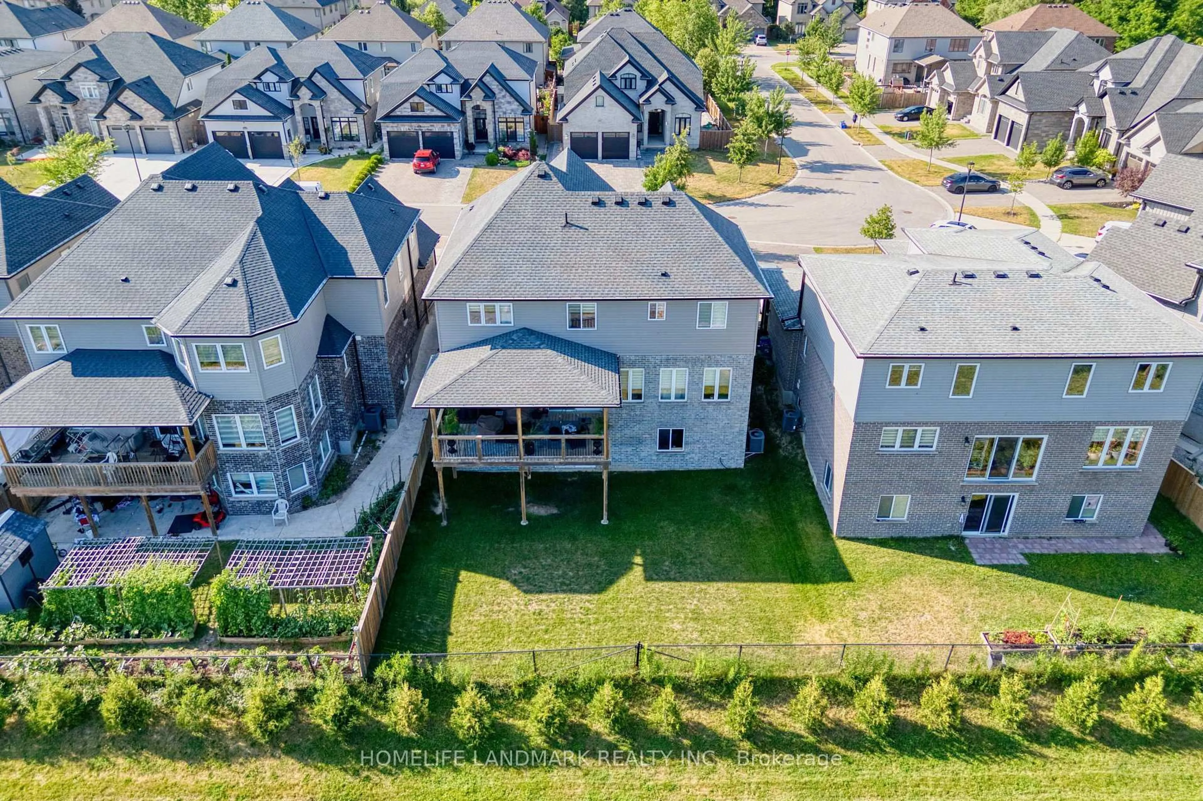 A pic from outside/outdoor area/front of a property/back of a property/a pic from drone, unknown for 1617 Sandridge Ave, London North Ontario N5X 0G5