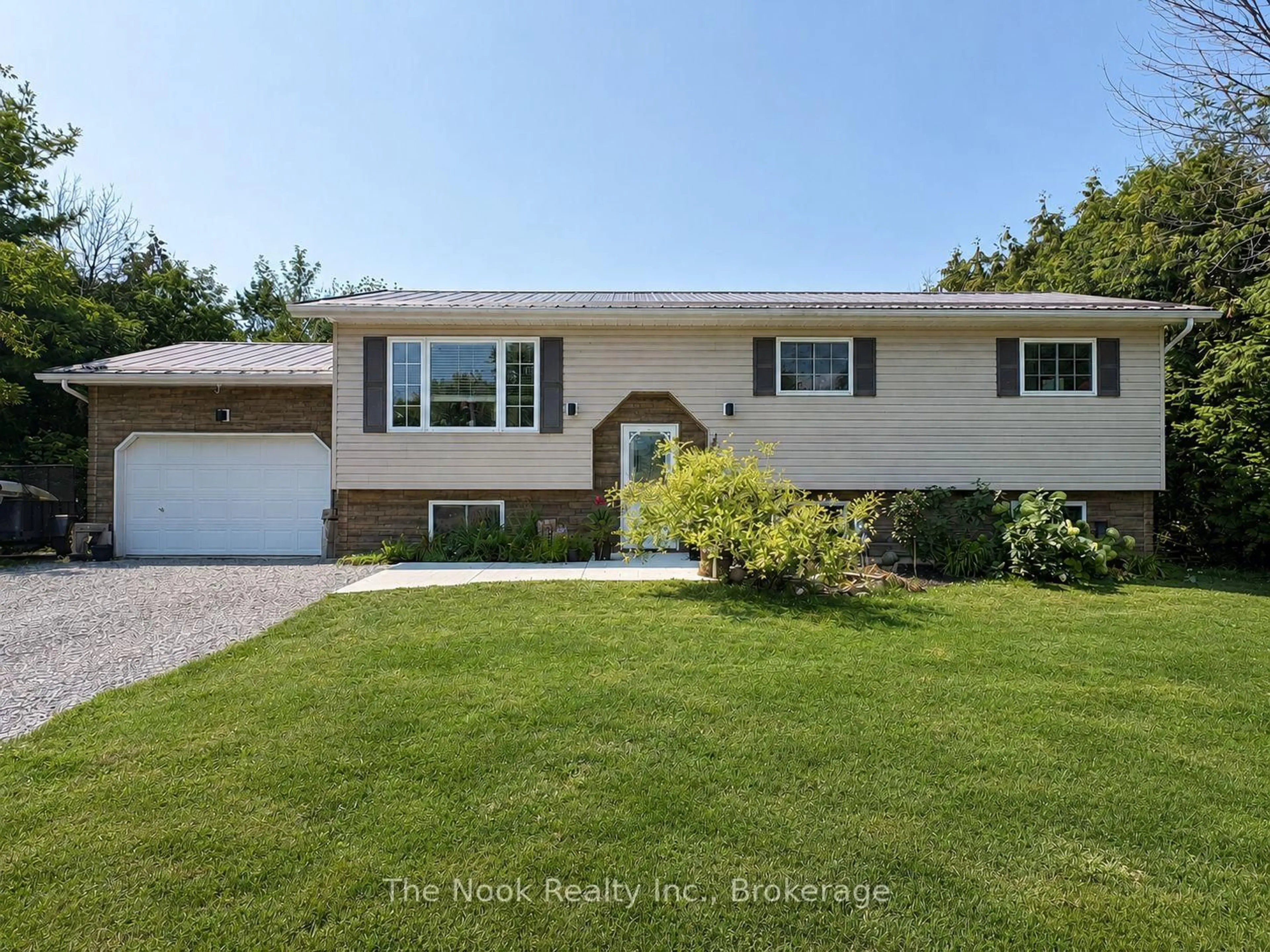 Home with vinyl exterior material, unknown for 31 Carlton Cres, Kawartha Lakes Ontario K0L 2W0