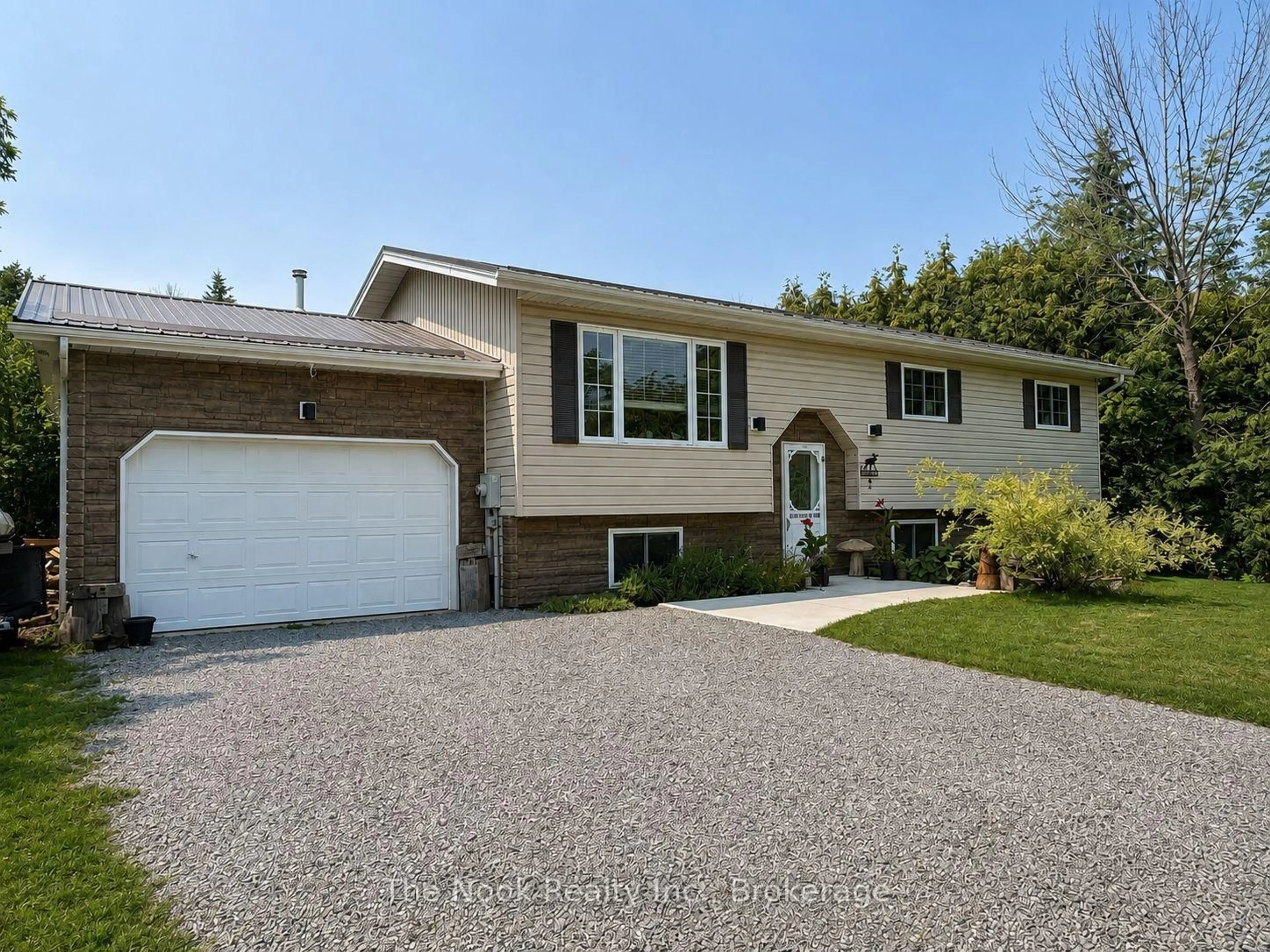 Home with vinyl exterior material, street for 31 Carlton Cres, Kawartha Lakes Ontario K0L 2W0