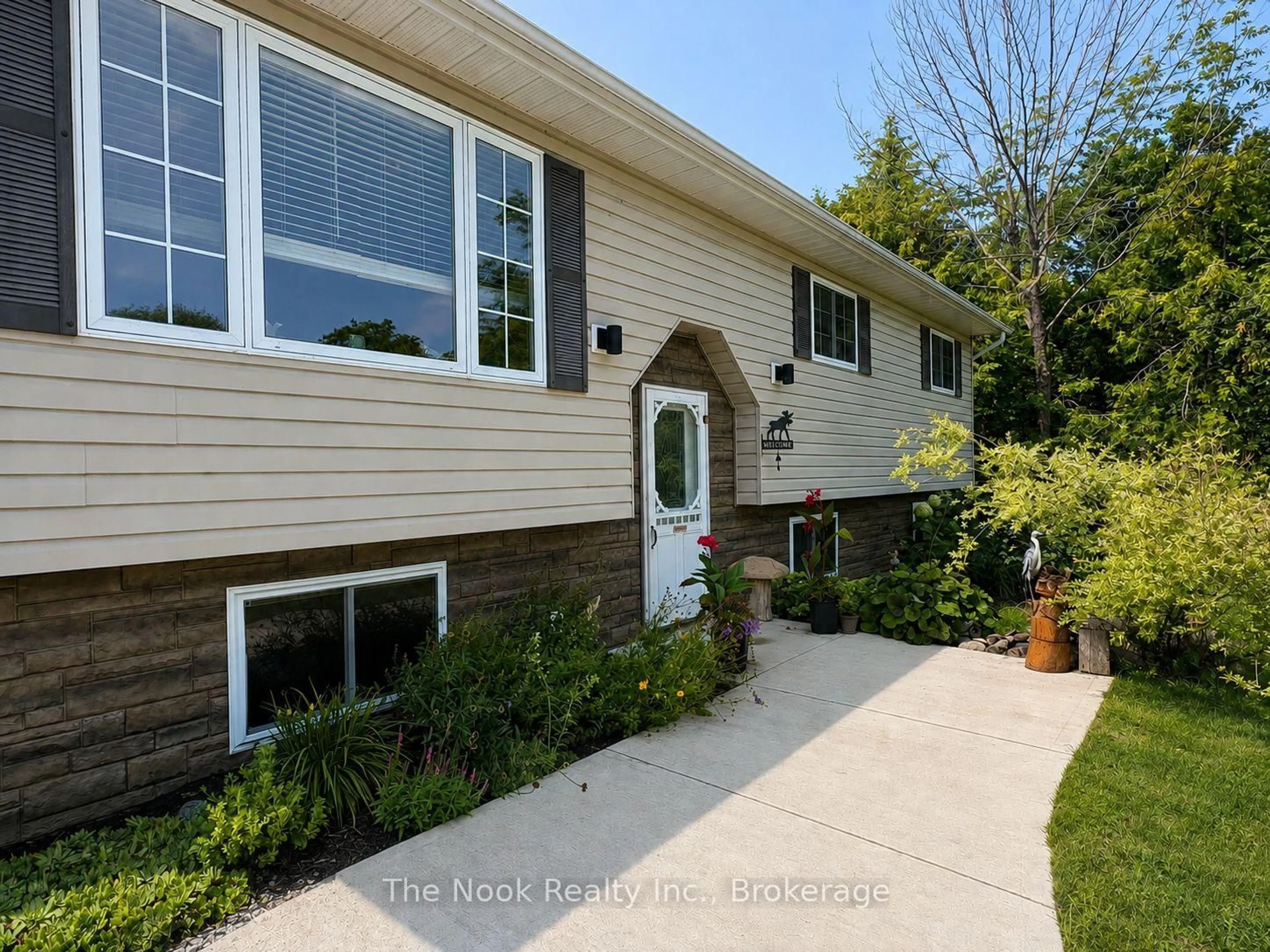 Home with vinyl exterior material, street for 31 Carlton Cres, Kawartha Lakes Ontario K0L 2W0