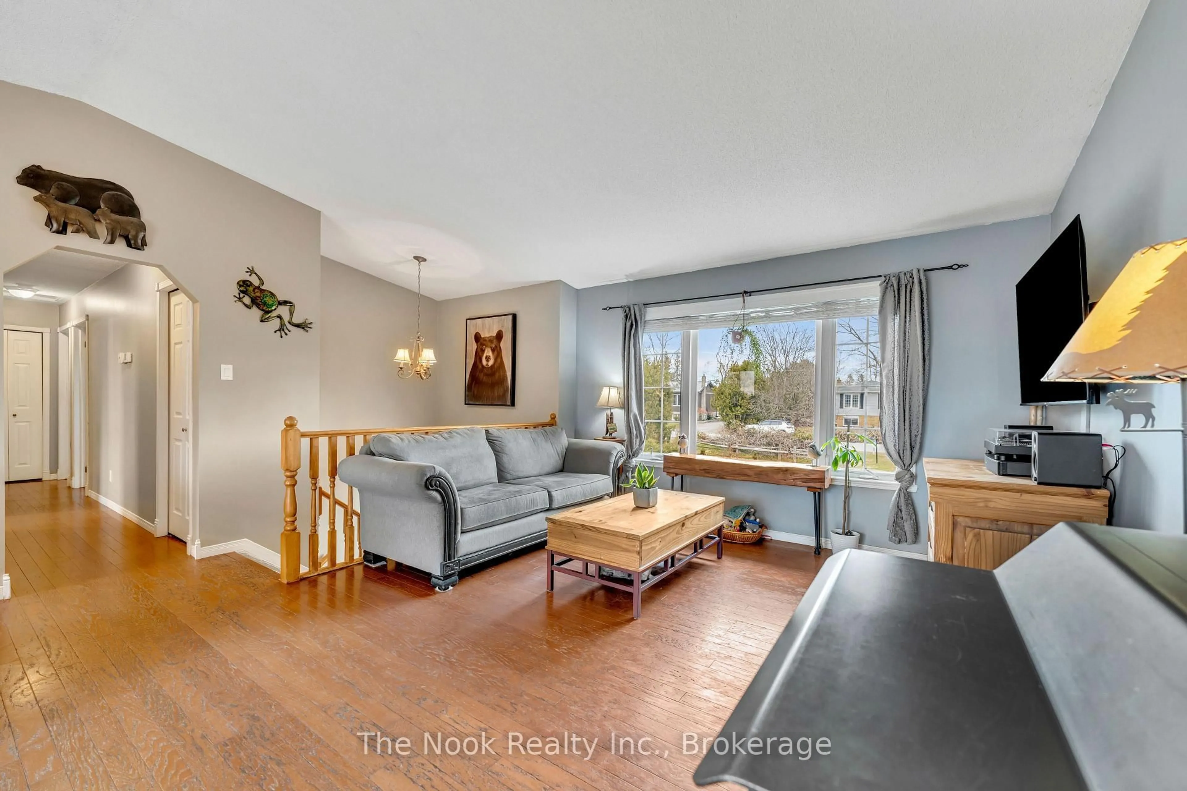 Living room with furniture, unknown for 31 Carlton Cres, Kawartha Lakes Ontario K0L 2W0