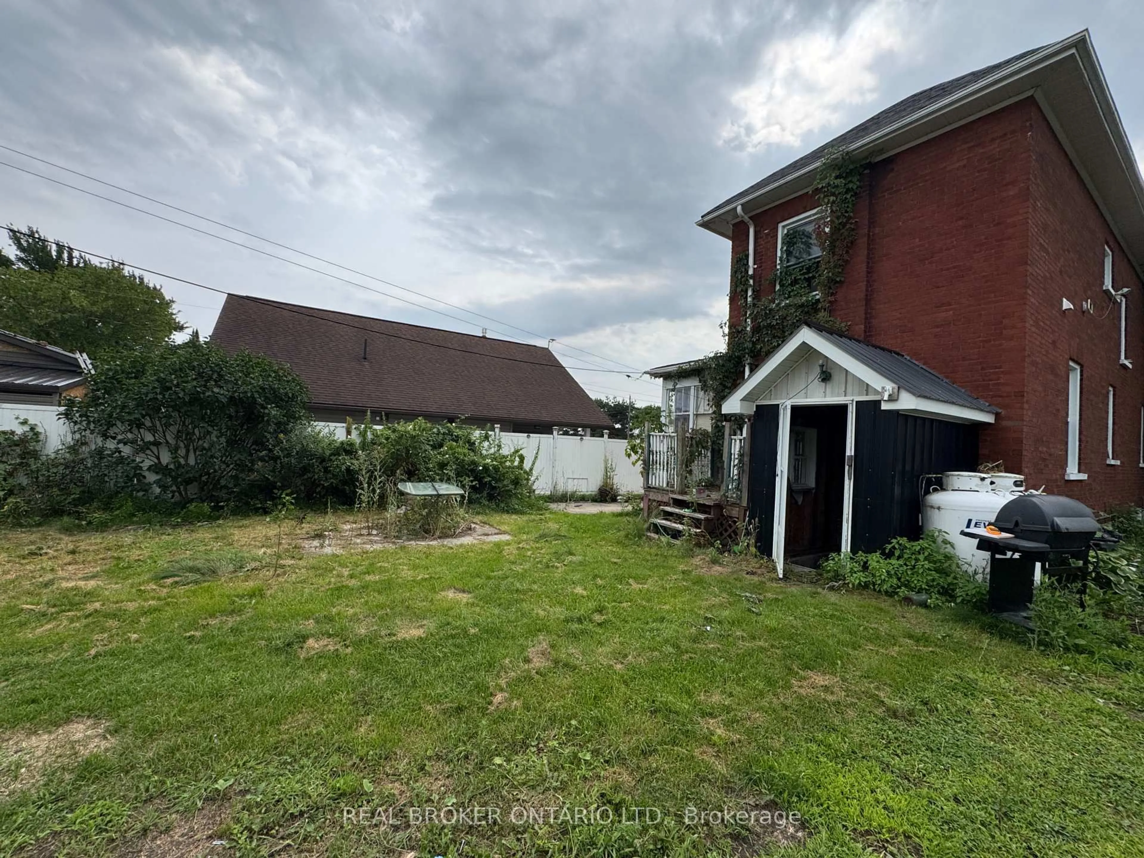 A pic from outside/outdoor area/front of a property/back of a property/a pic from drone, street for 45 Alice St, Smiths Falls Ontario K7A 2W4