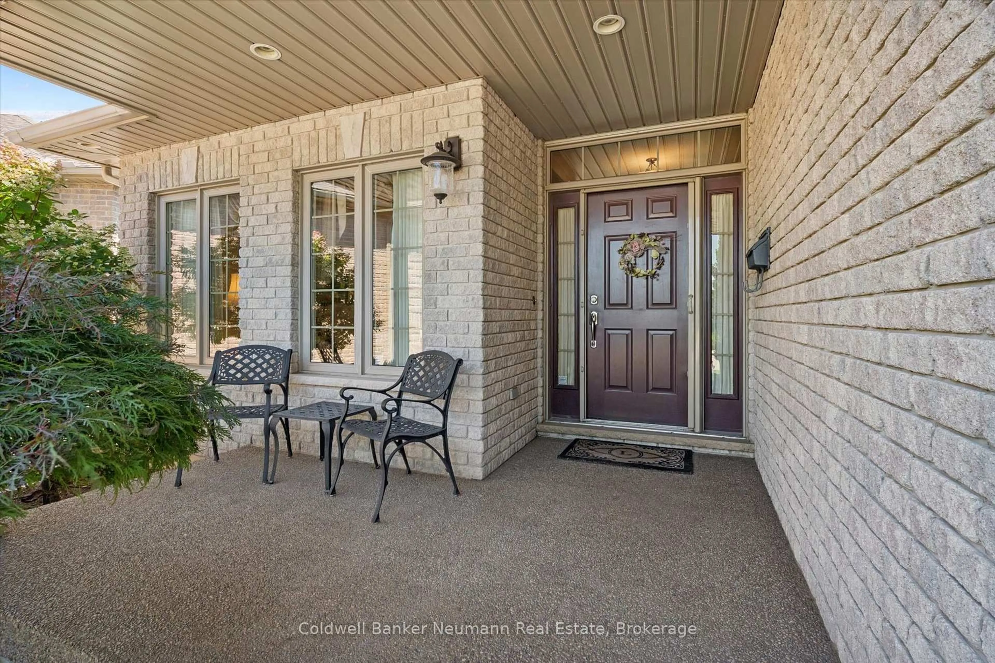 Indoor entryway for 70 Bathgate Dr, Guelph Ontario N1L 1B1