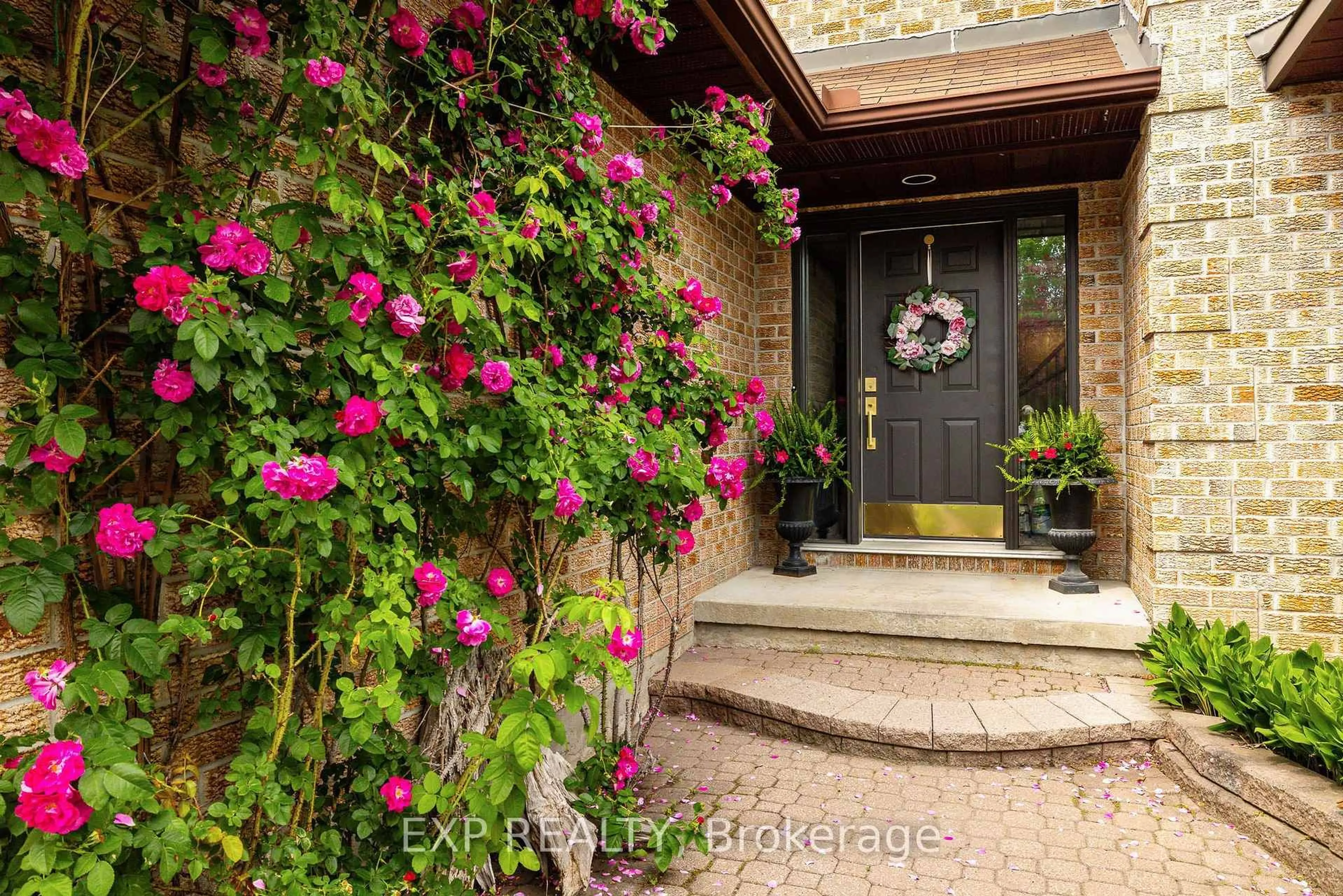 Indoor entryway for 50 Hesse Cres, Ottawa Ontario K2S 1E5