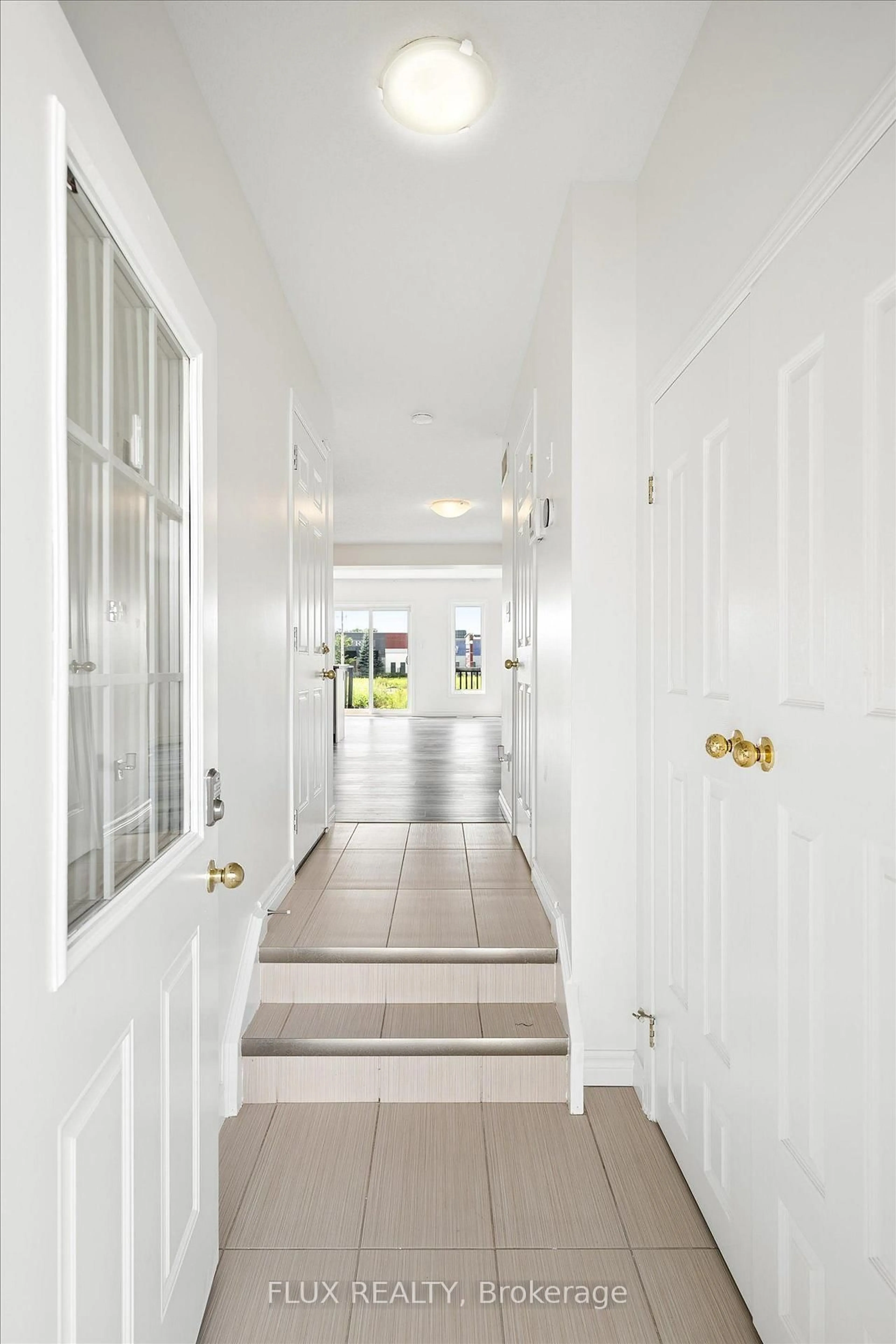 Indoor entryway for 1389 Countrystone Dr, Waterloo Ontario N2N 3R8