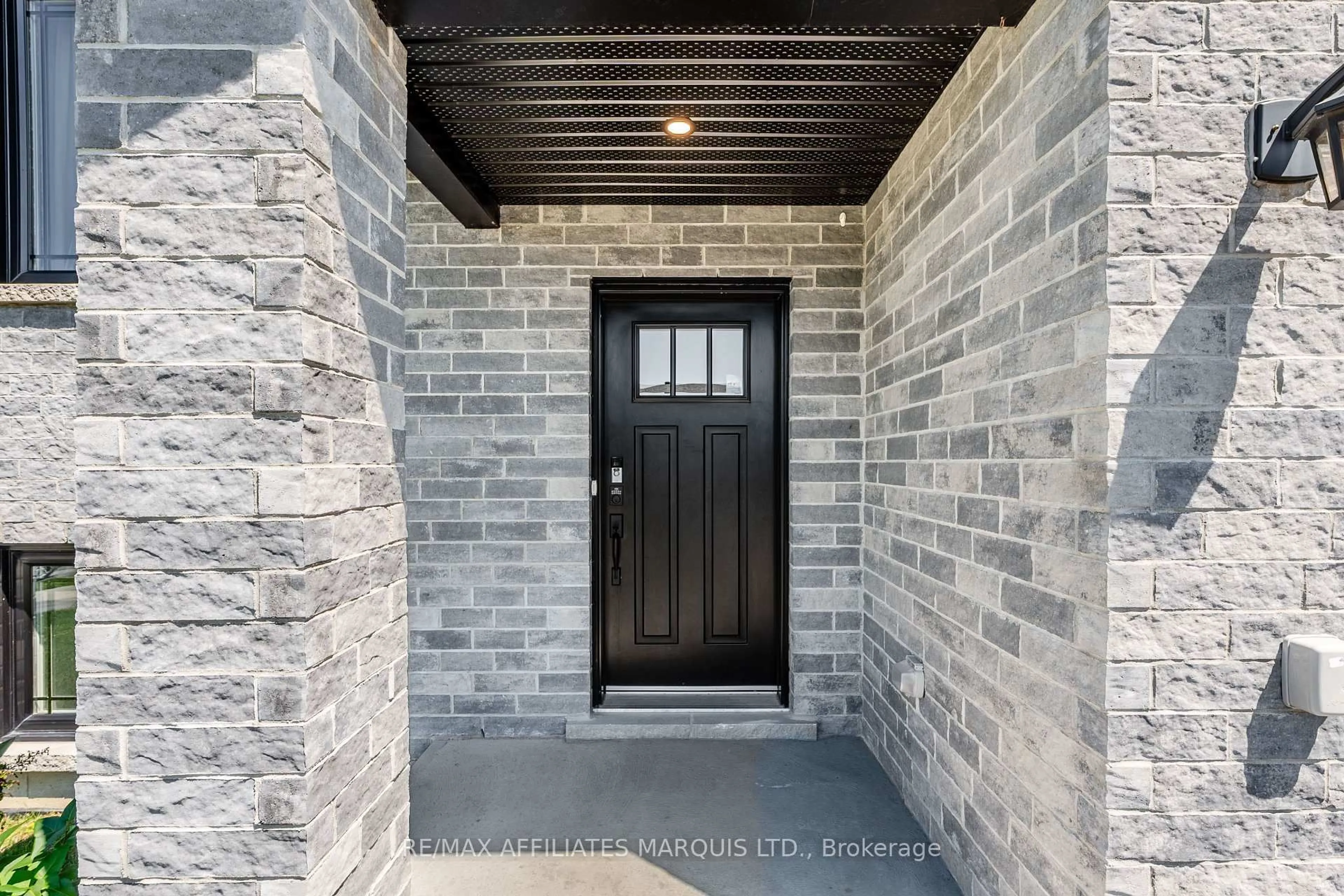 Indoor entryway for 2391 Watson Cres, Cornwall Ontario K6H 0H8