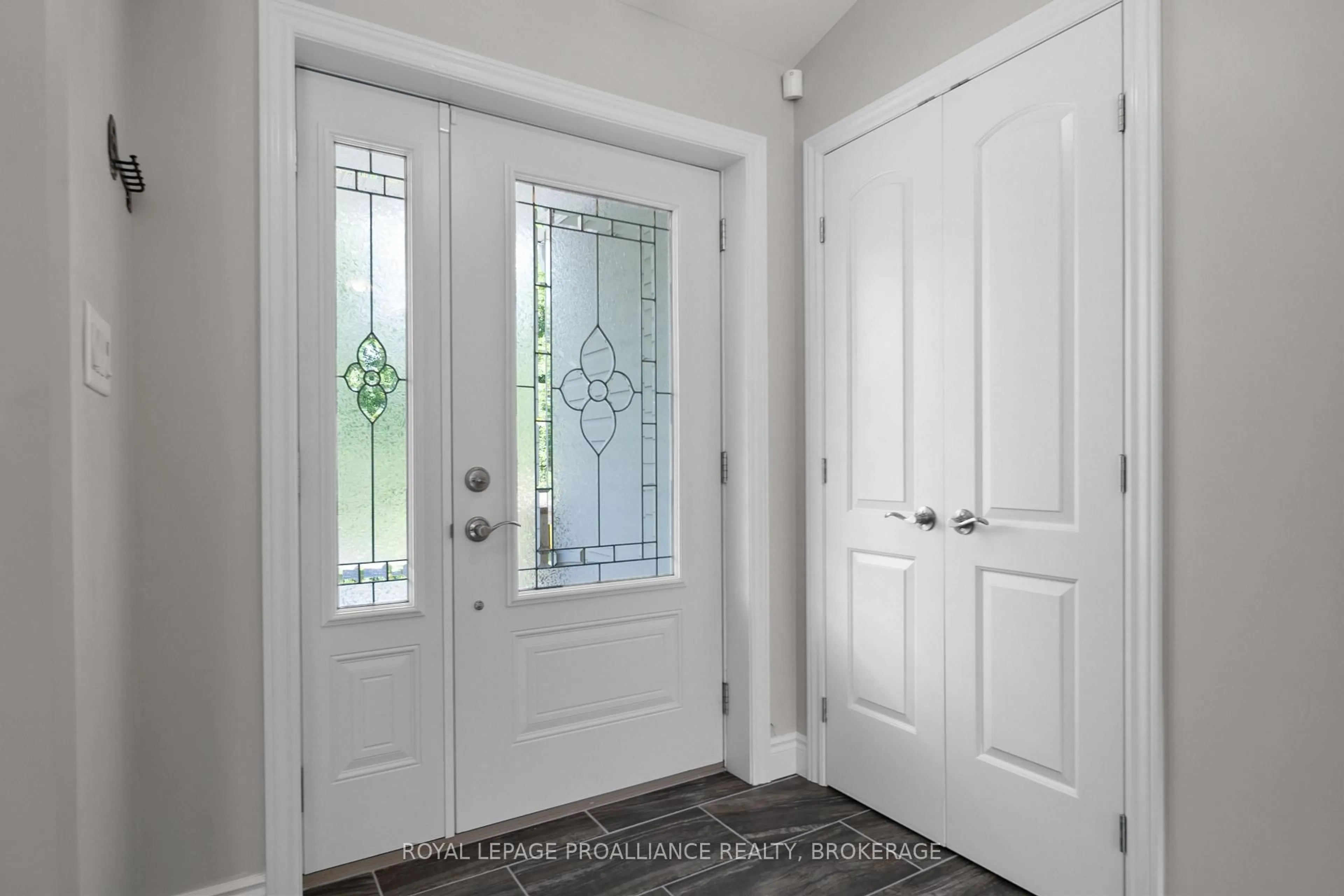 Indoor entryway for 2800 Desert Lake Rd, Hartington Ontario K0H 1W0