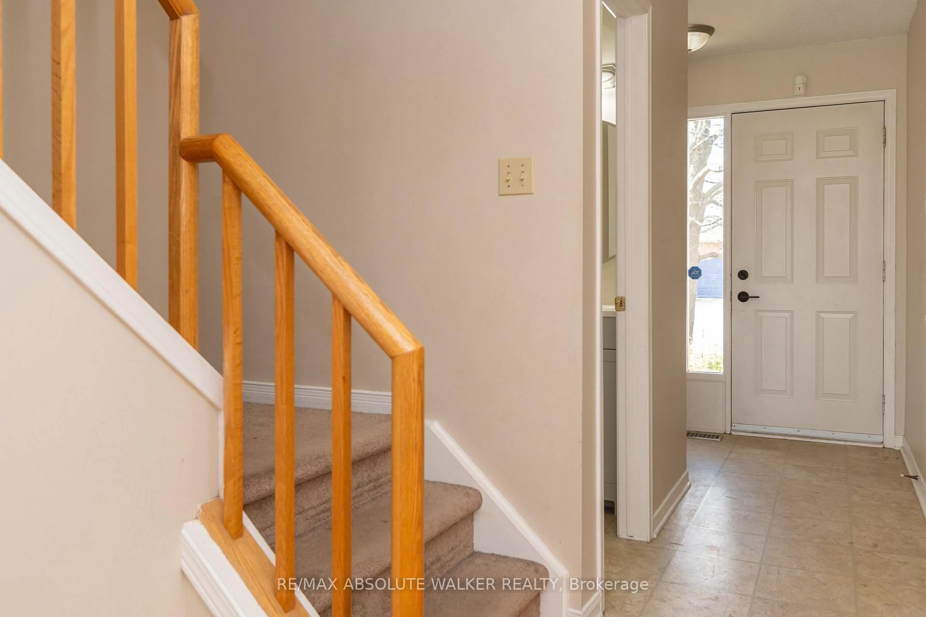 Indoor entryway for 1411 Caravel Cres, Ottawa Ontario K1E 3X4