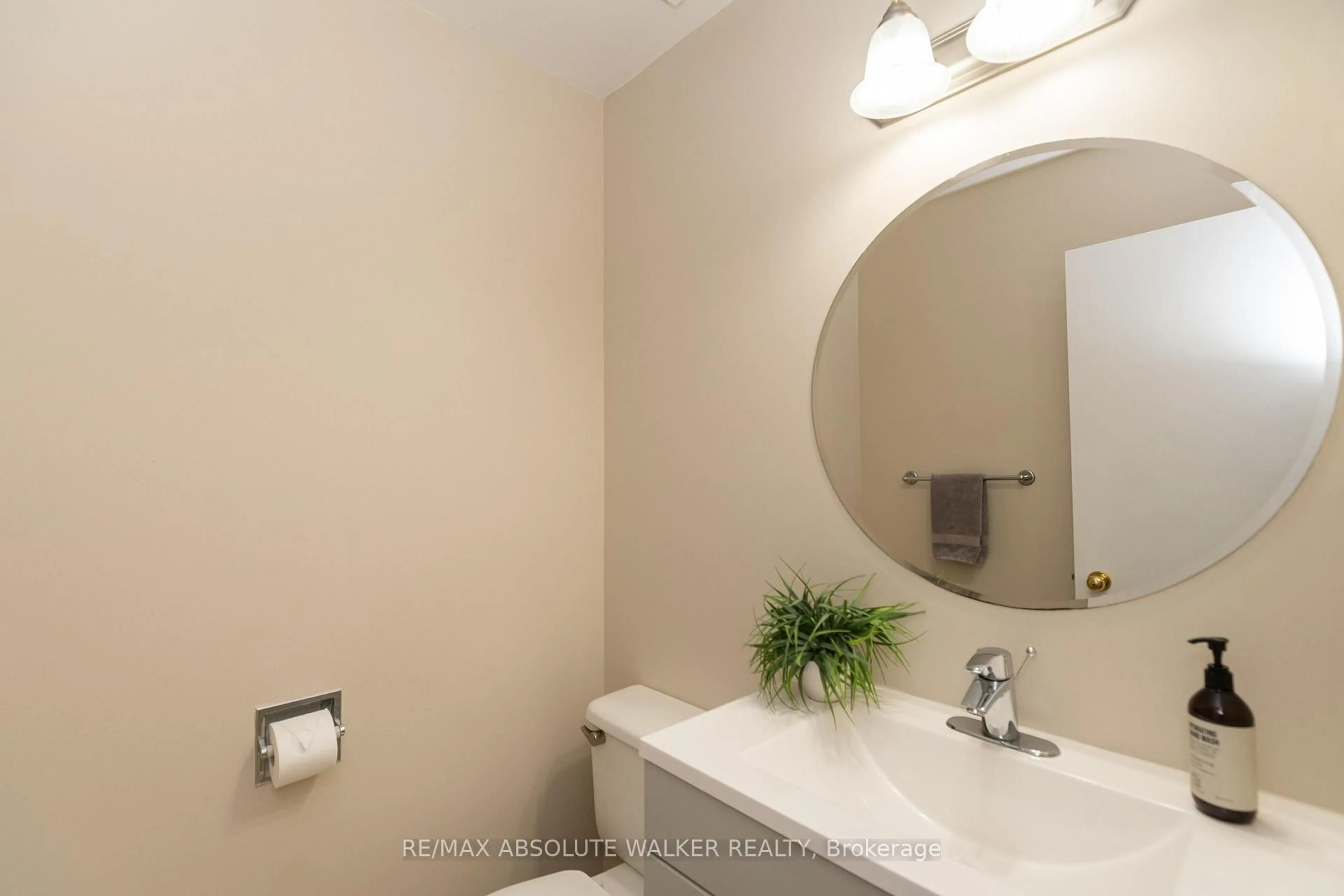Standard bathroom, ceramic/tile floor for 1411 Caravel Cres, Ottawa Ontario K1E 3X4