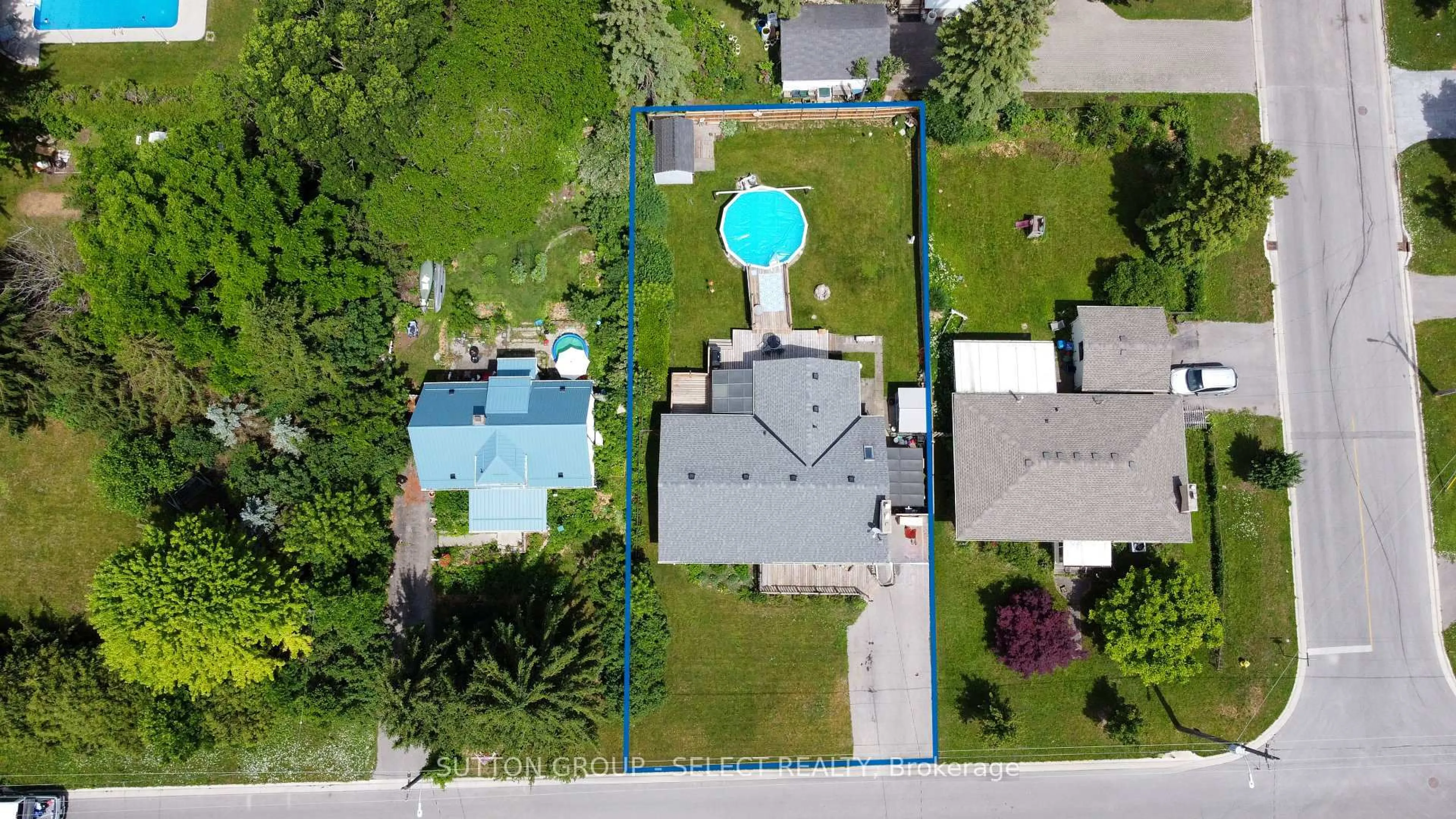A pic from outside/outdoor area/front of a property/back of a property/a pic from drone, street for 716 Monsarrat Ave, London East Ontario N5Y 4M9