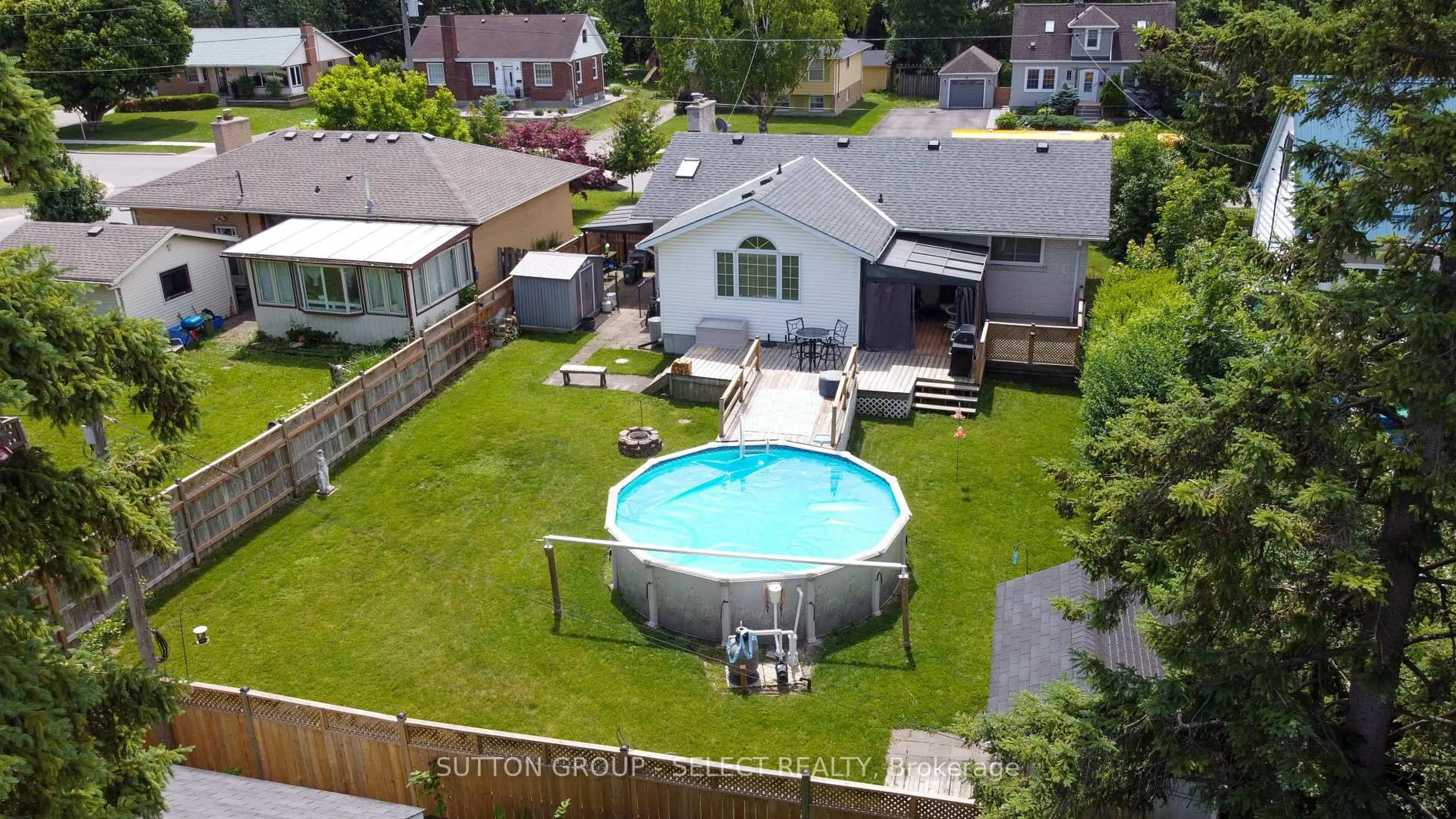 A pic from outside/outdoor area/front of a property/back of a property/a pic from drone, water/lake/river/ocean view for 716 Monsarrat Ave, London East Ontario N5Y 4M9