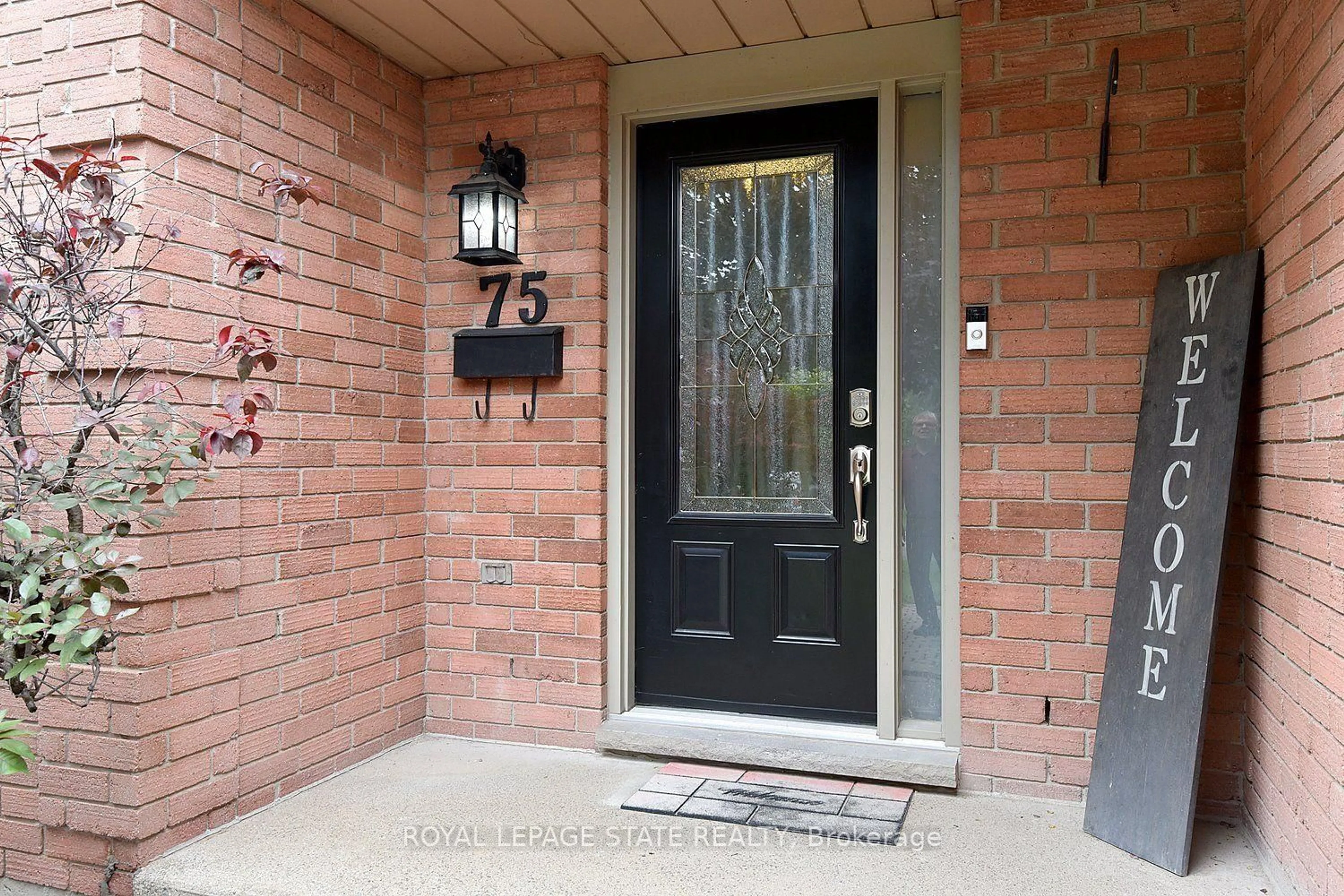 Indoor entryway for 75 Josephine Dr, Hamilton Ontario L9B 2B7
