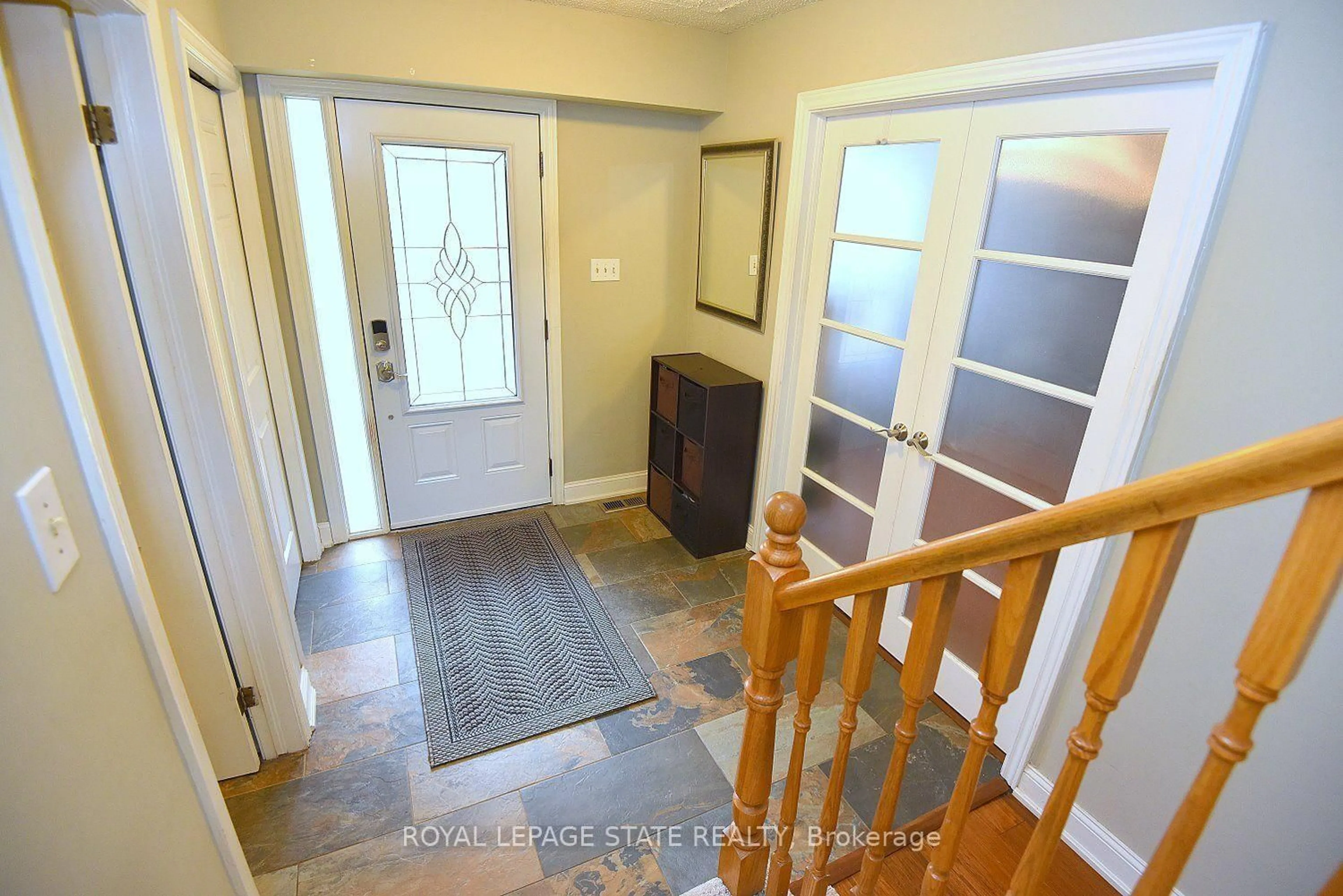 Indoor entryway for 75 Josephine Dr, Hamilton Ontario L9B 2B7
