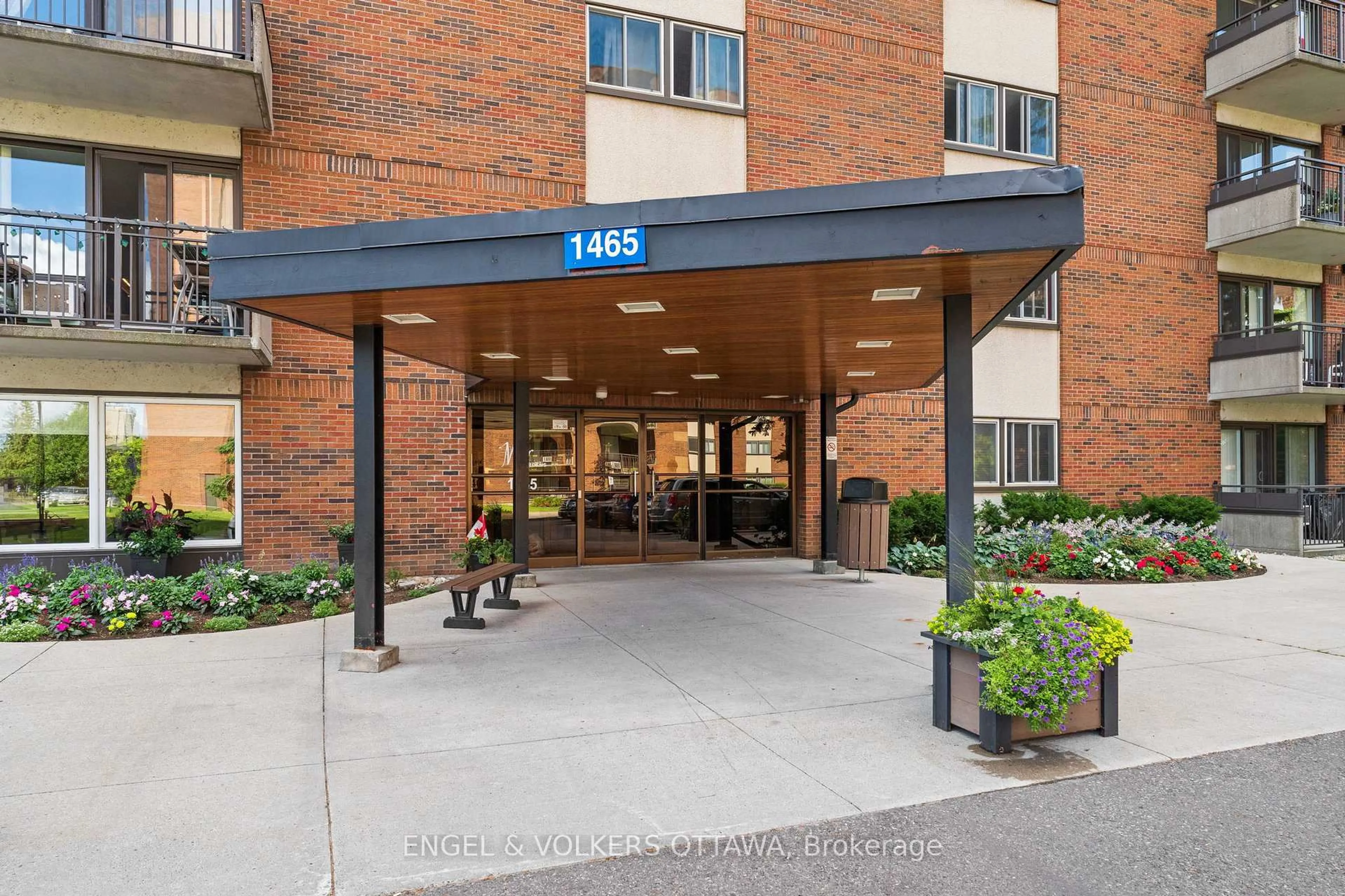 Indoor foyer for 1465 Baseline Rd #1206, Ottawa Ontario K2C 3L9