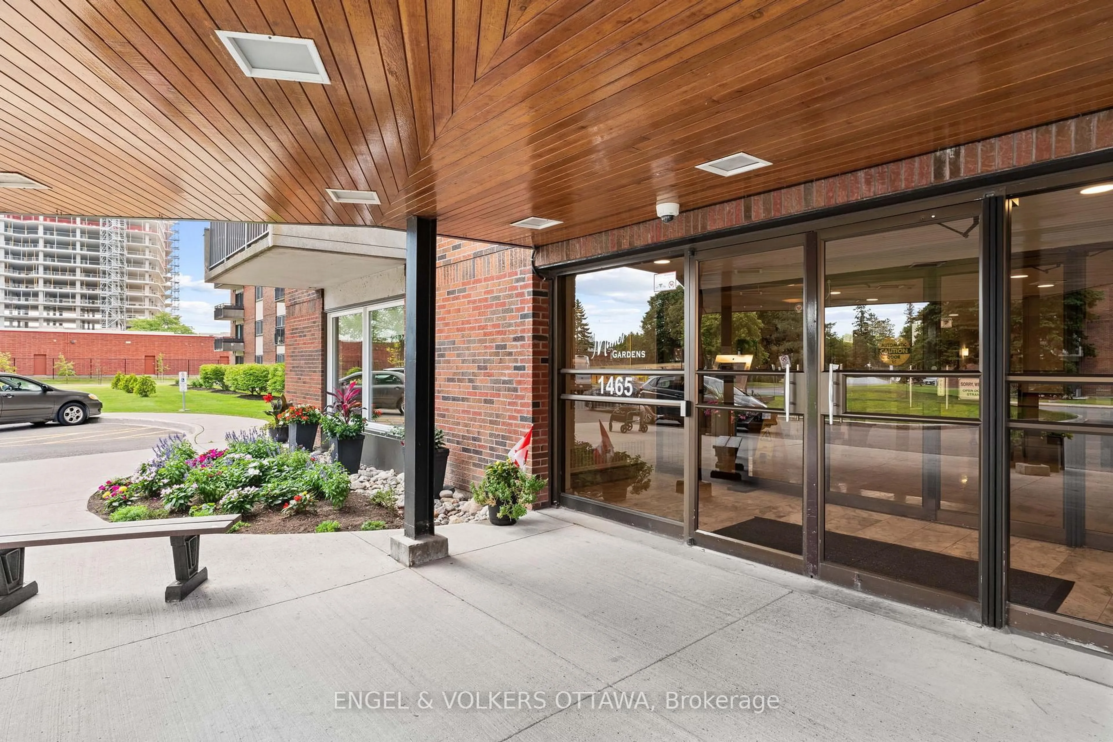 Indoor foyer for 1465 Baseline Rd #1206, Ottawa Ontario K2C 3L9