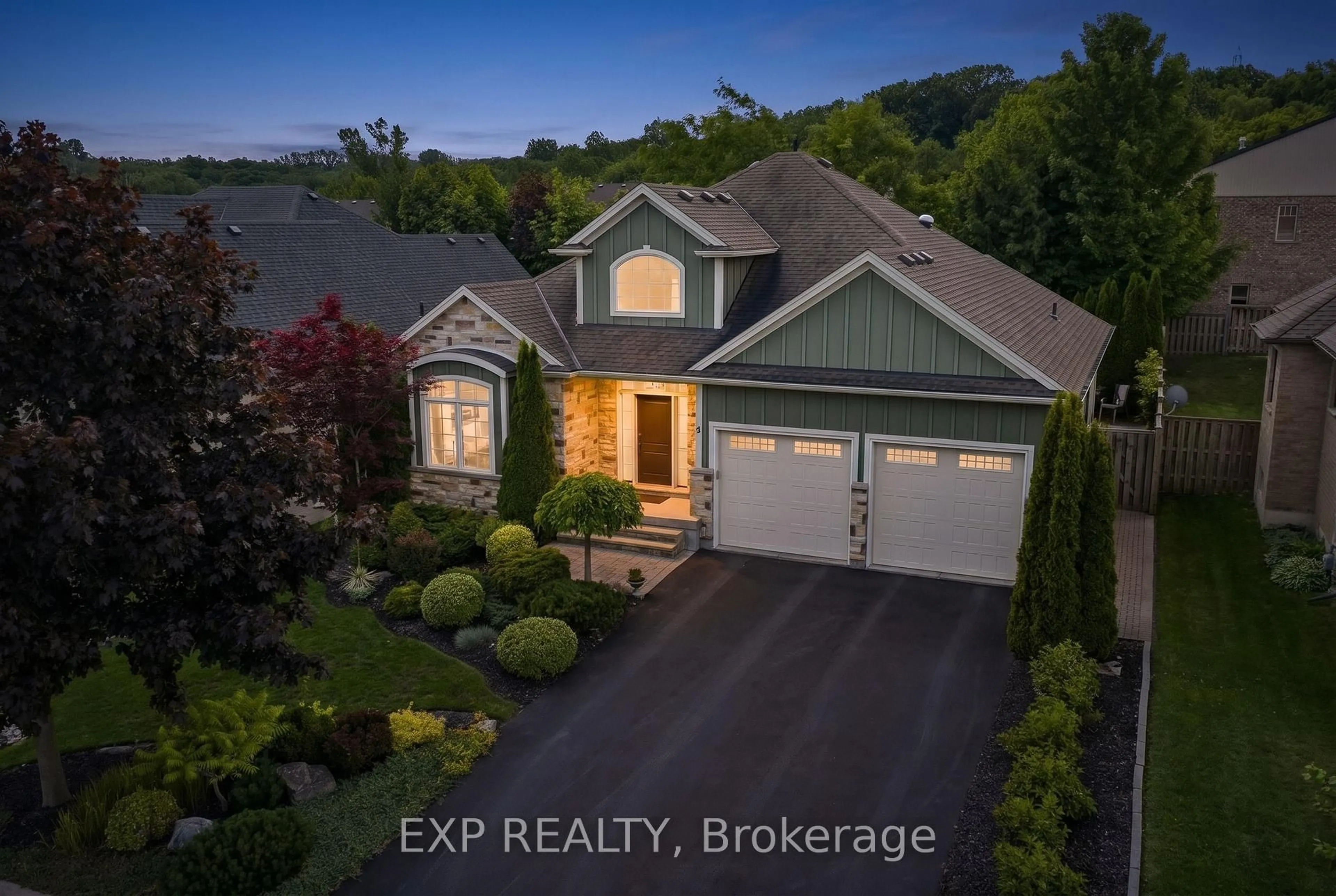 A pic from outside/outdoor area/front of a property/back of a property/a pic from drone, street for 6 Creekside Dr, Niagara-on-the-Lake Ontario L0S 1J0