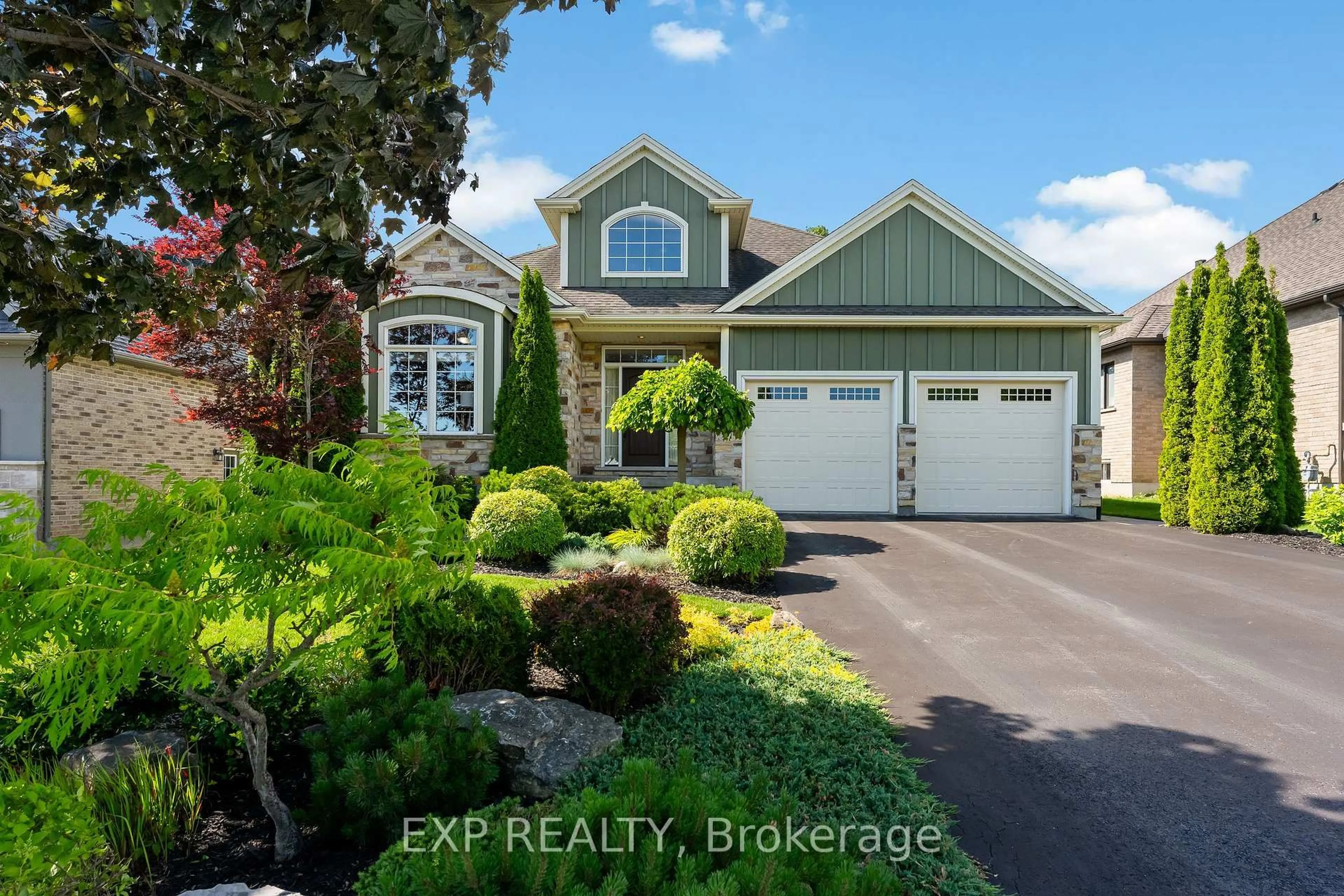 Home with vinyl exterior material, street for 6 Creekside Dr, Niagara-on-the-Lake Ontario L0S 1J0