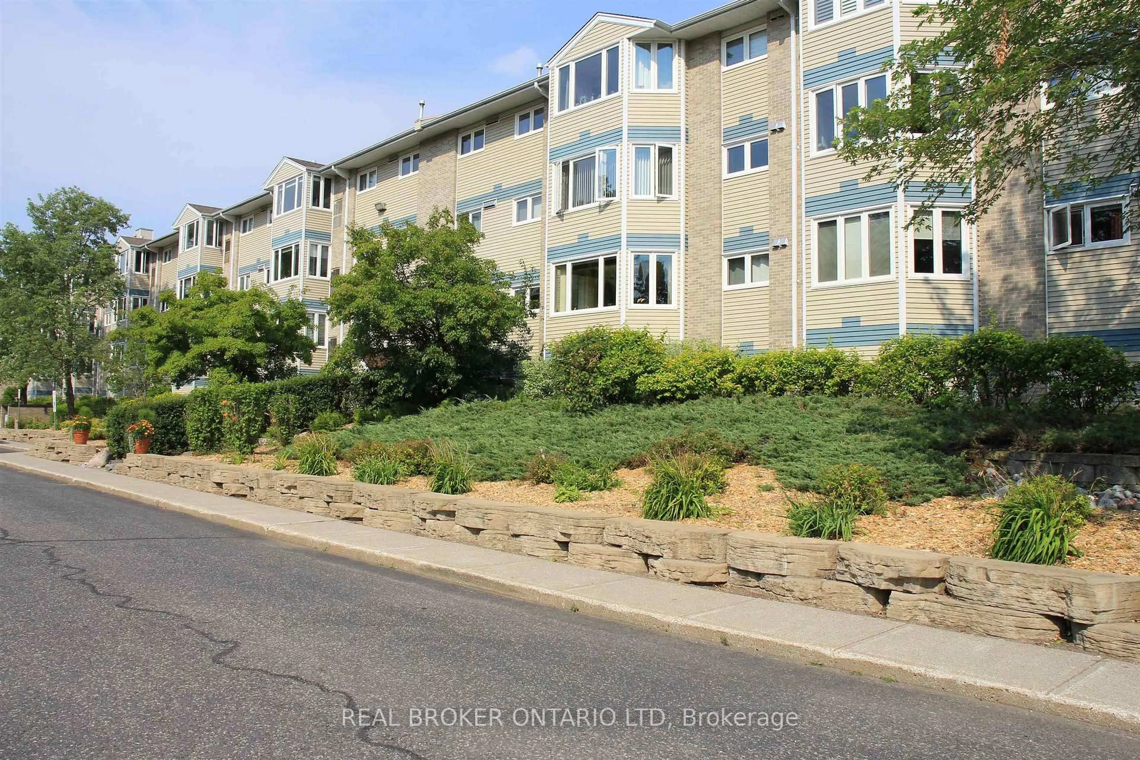 A pic from outside/outdoor area/front of a property/back of a property/a pic from drone, building for 500 Toledo Street #320, Thunder Bay Ontario P7A 8A8