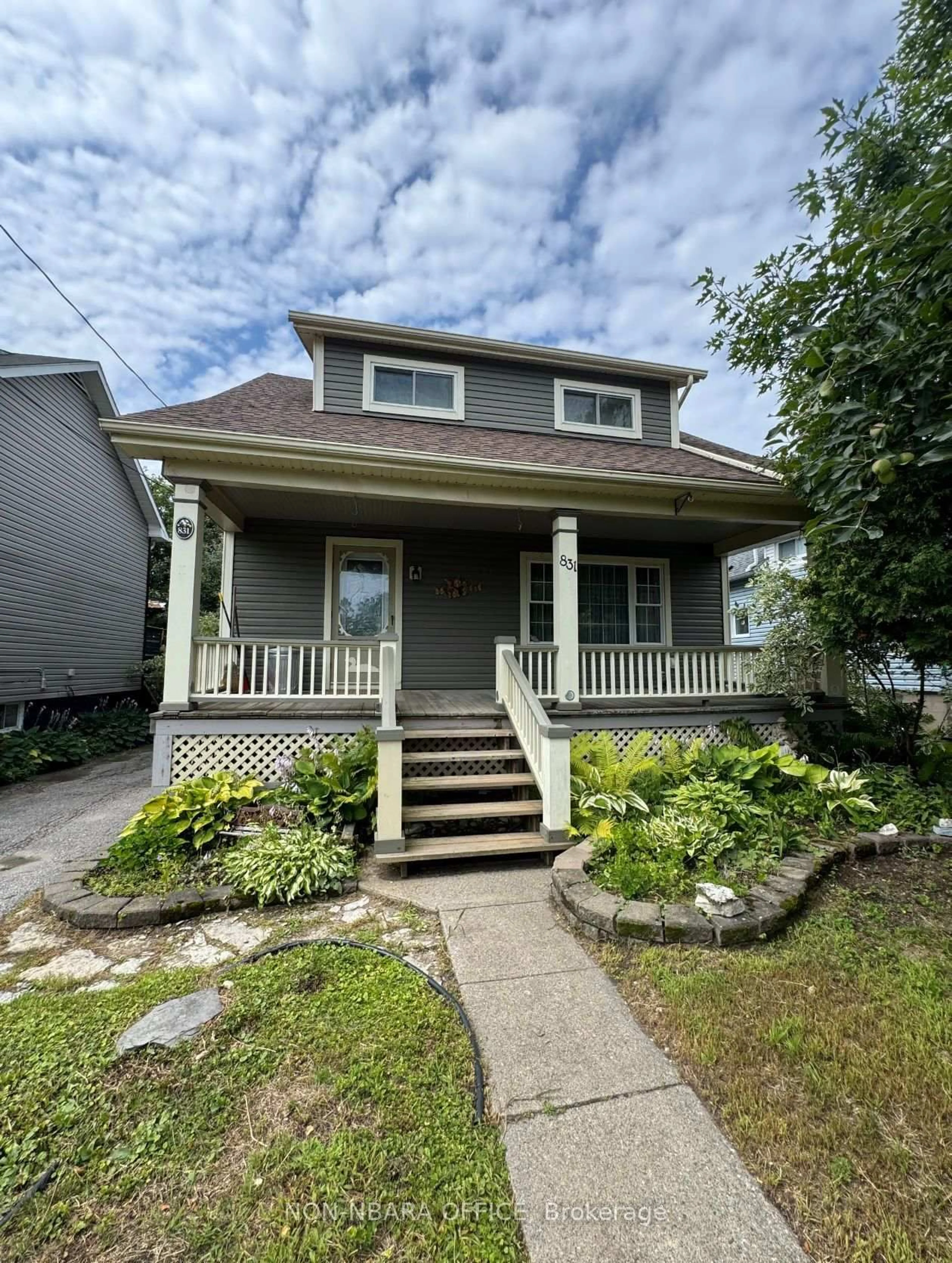 Home with vinyl exterior material, street for 831 Amelia St, North Bay Ontario P1A 1W4