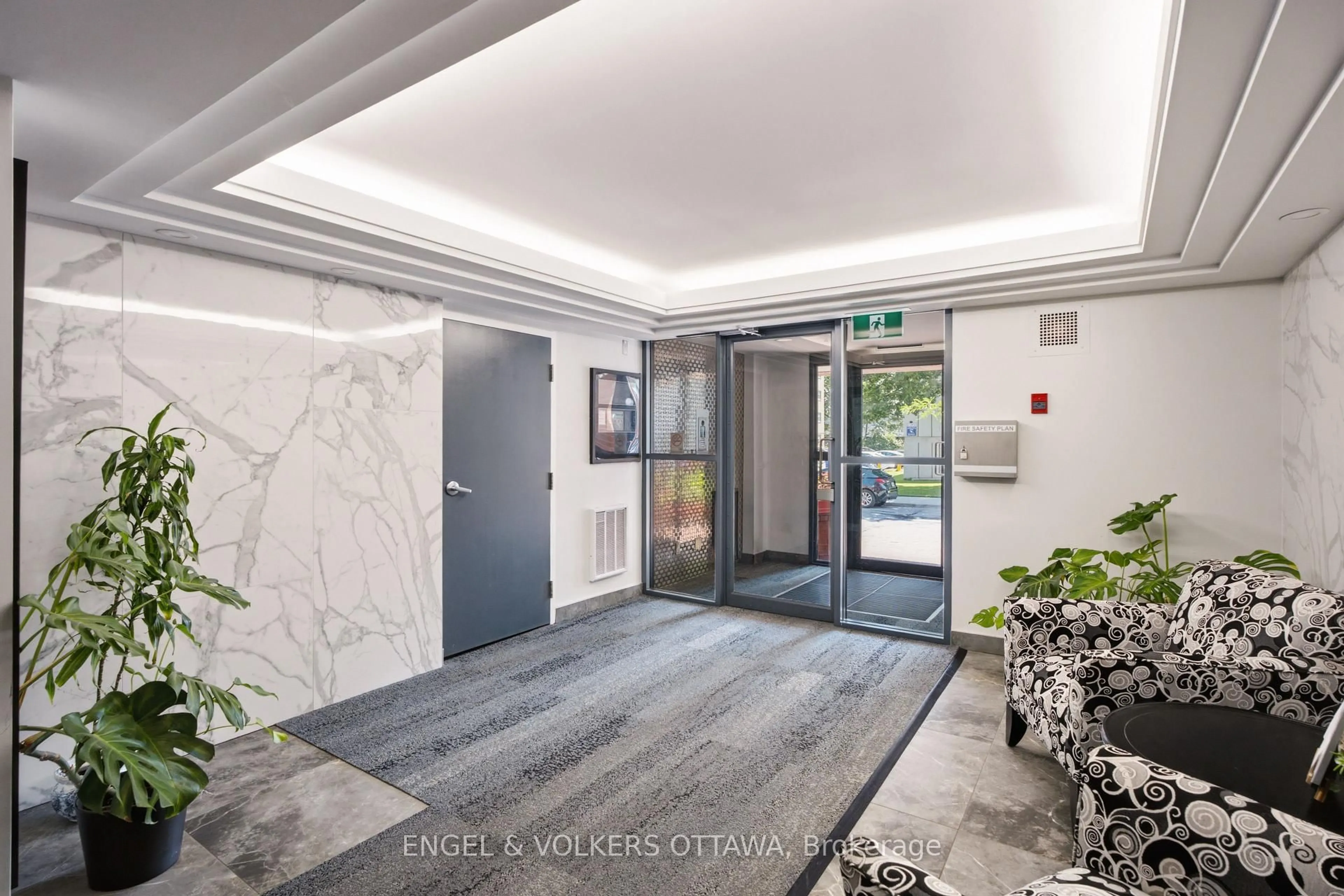 Indoor foyer for 45 Argyle Ave #101, Ottawa Ontario K2P 1B3