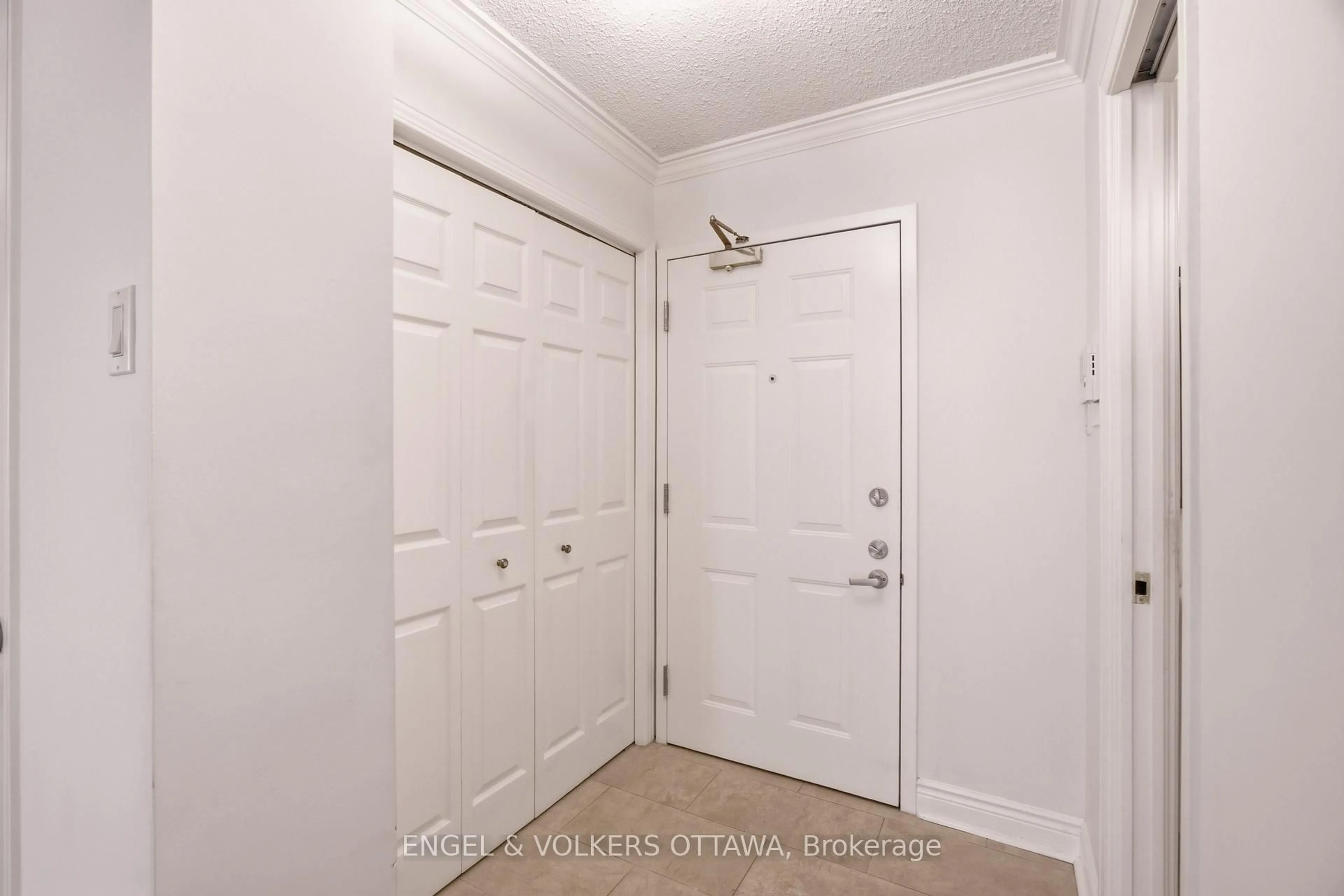 Indoor entryway for 45 Argyle Ave #101, Ottawa Ontario K2P 1B3