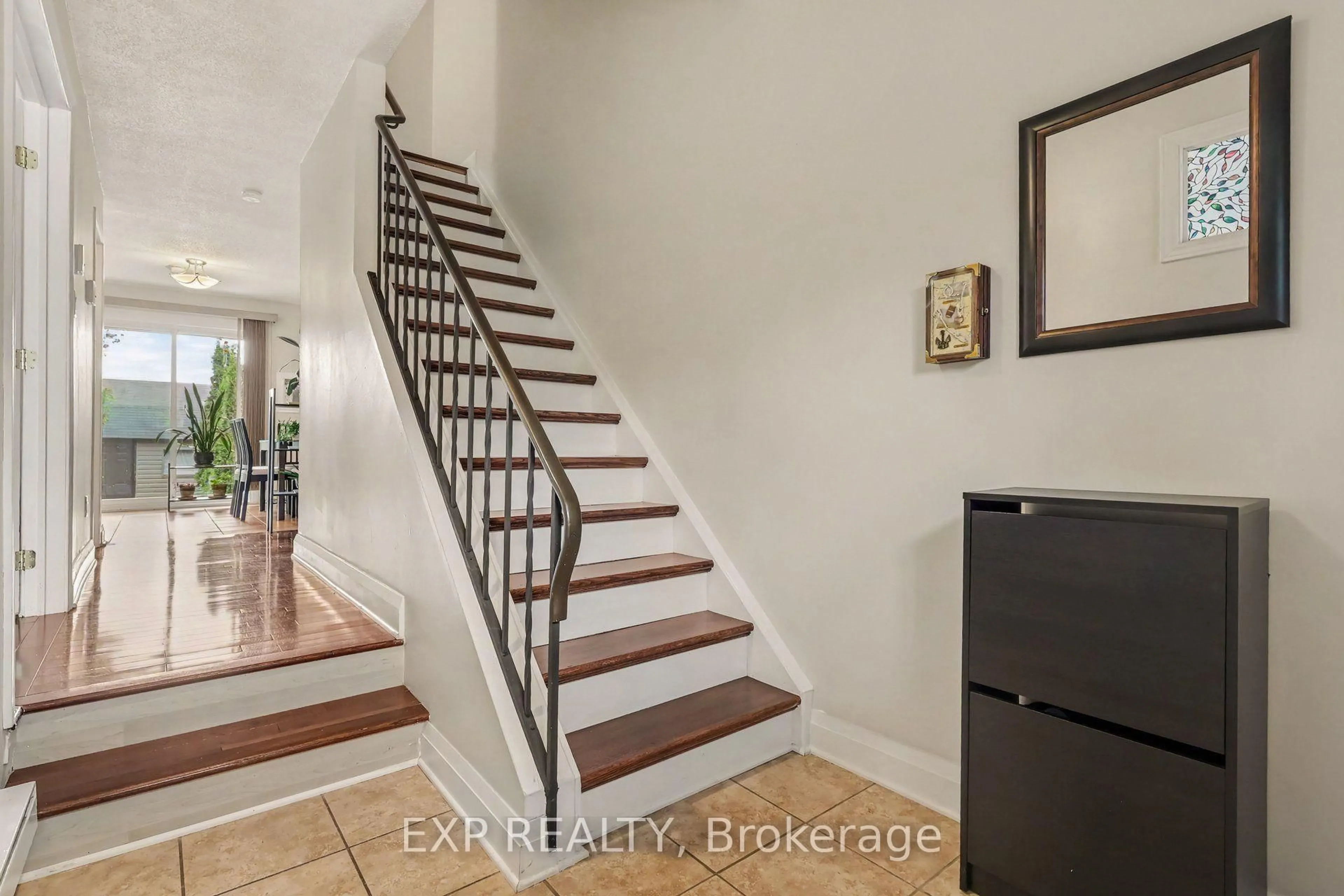 Indoor entryway for 1594 Fortier St #26, Ottawa Ontario K1T 1T7