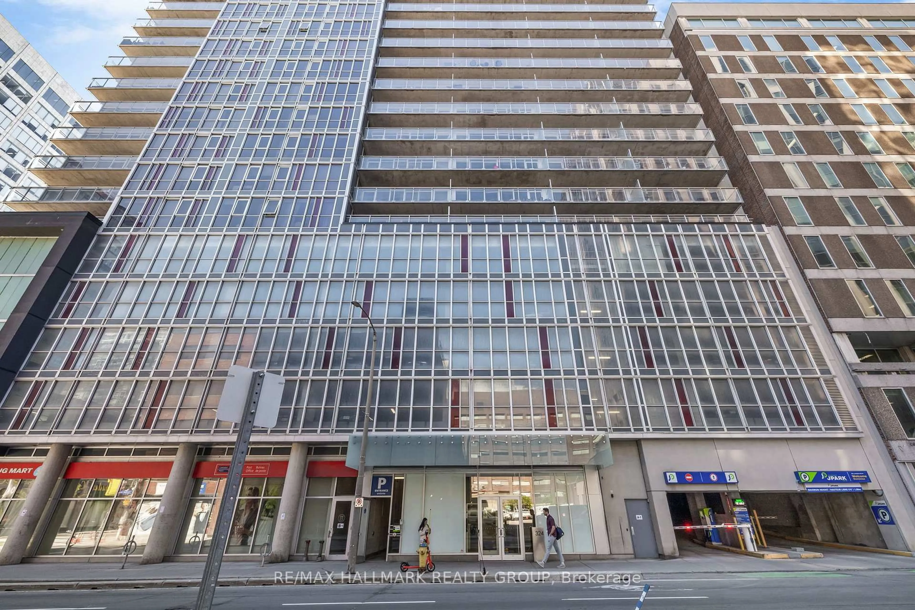 Indoor foyer for 324 Laurier Ave #1804, Ottawa Ontario K1N 6P6