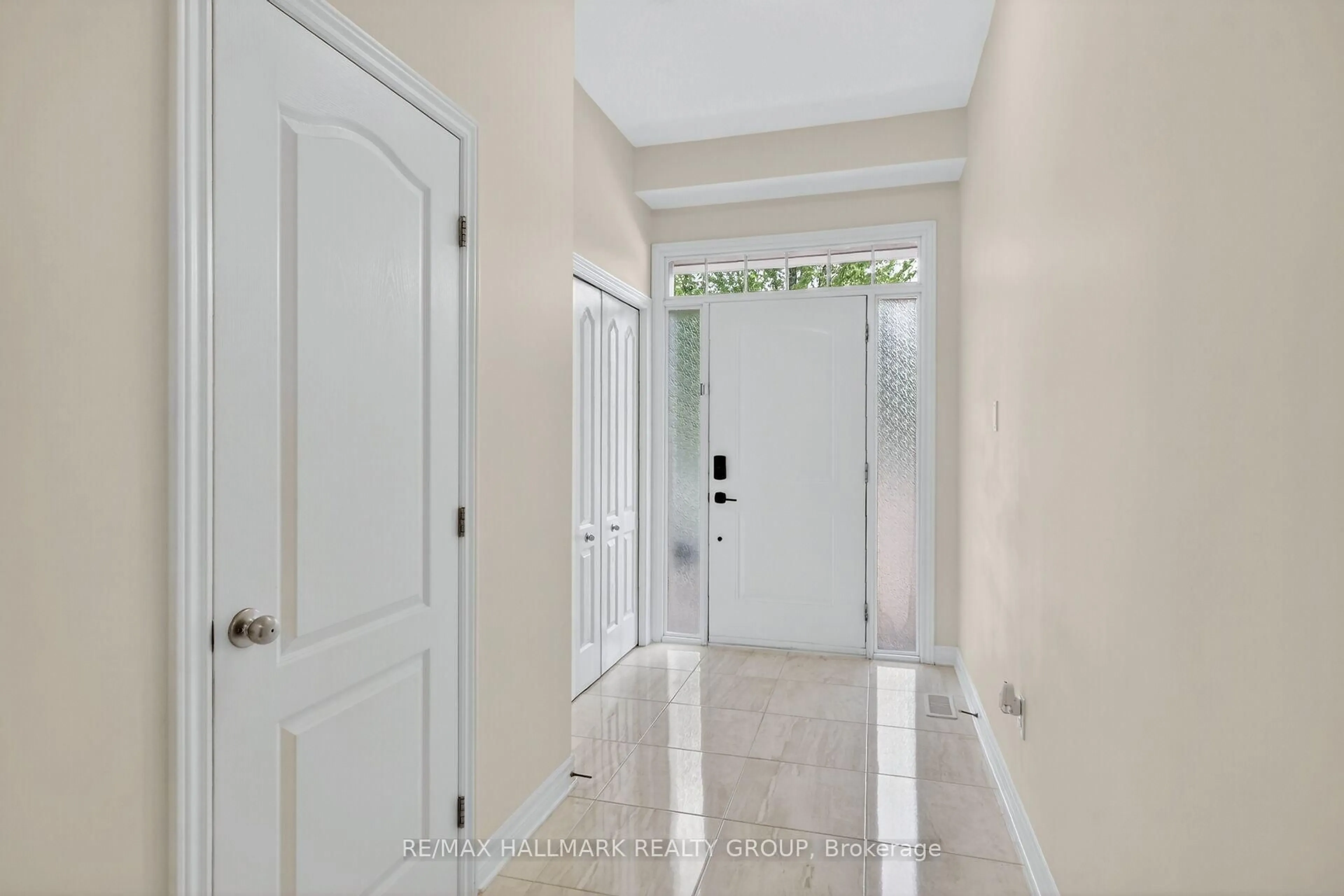 Indoor entryway for 163 Highbury Park Dr, Ottawa Ontario K2J 5Y1