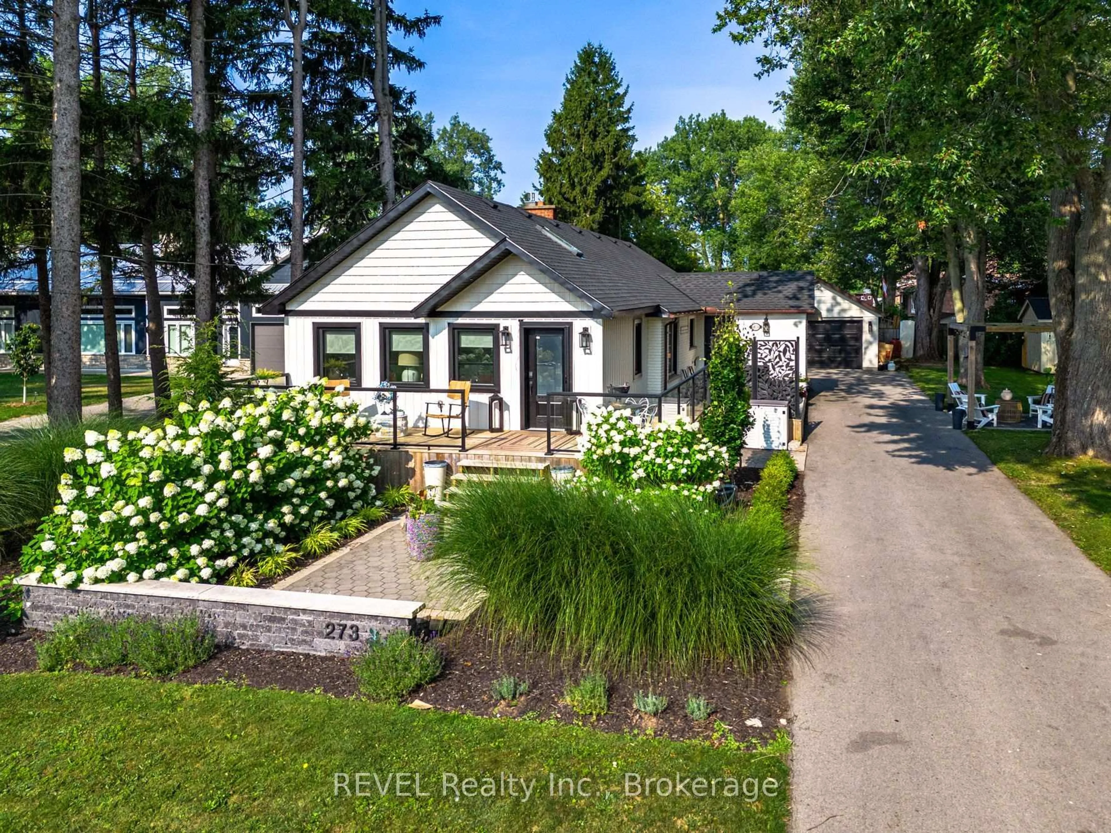 A pic from outside/outdoor area/front of a property/back of a property/a pic from drone, street for 273 Prospect Point Rd, Fort Erie Ontario L0S 1N0