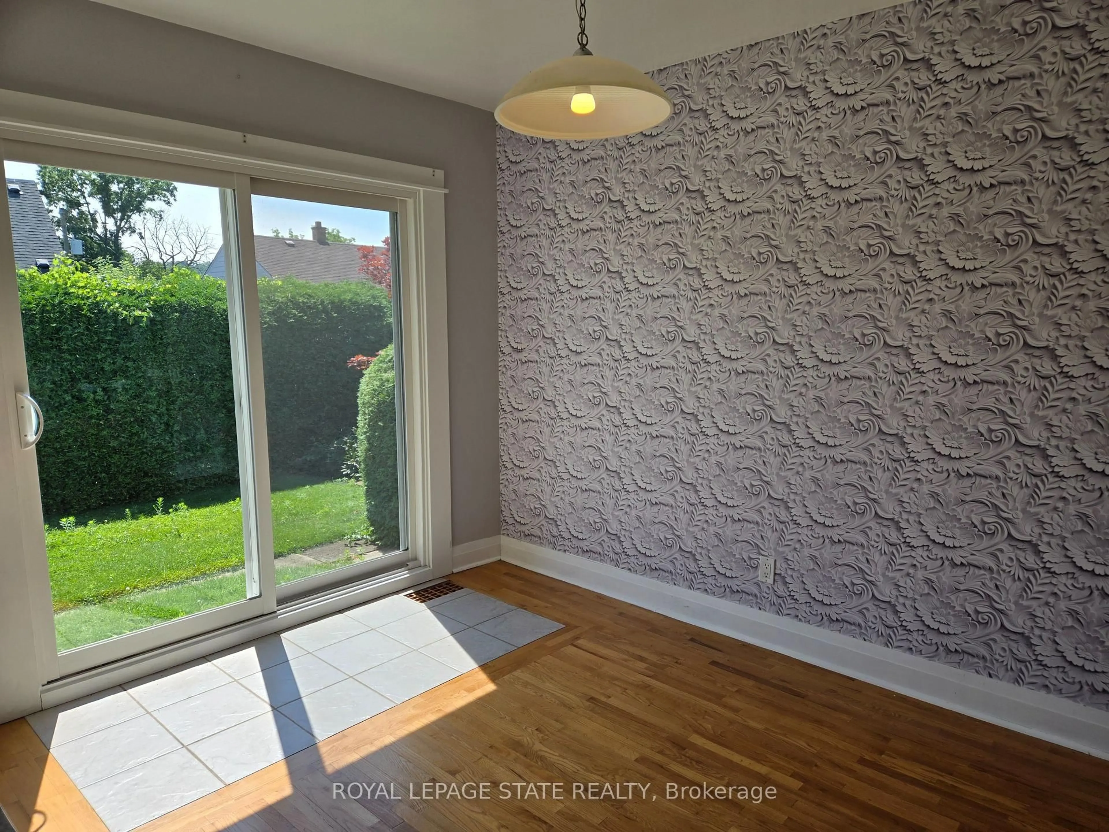 A pic of a room for 48 Mountain Ave, Hamilton Ontario L8G 3N9