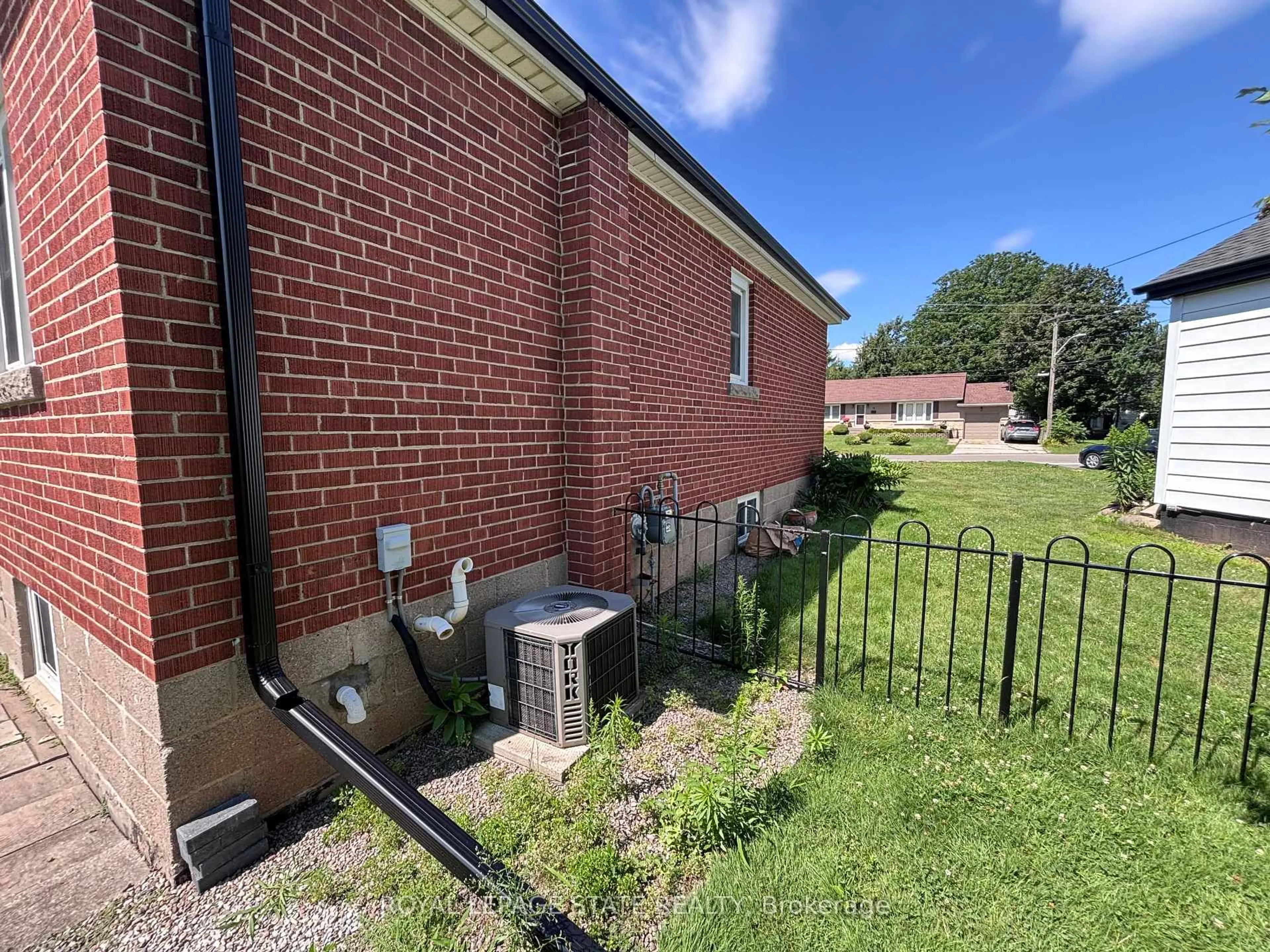 A pic from outside/outdoor area/front of a property/back of a property/a pic from drone, building for 48 Mountain Ave, Hamilton Ontario L8G 3N9
