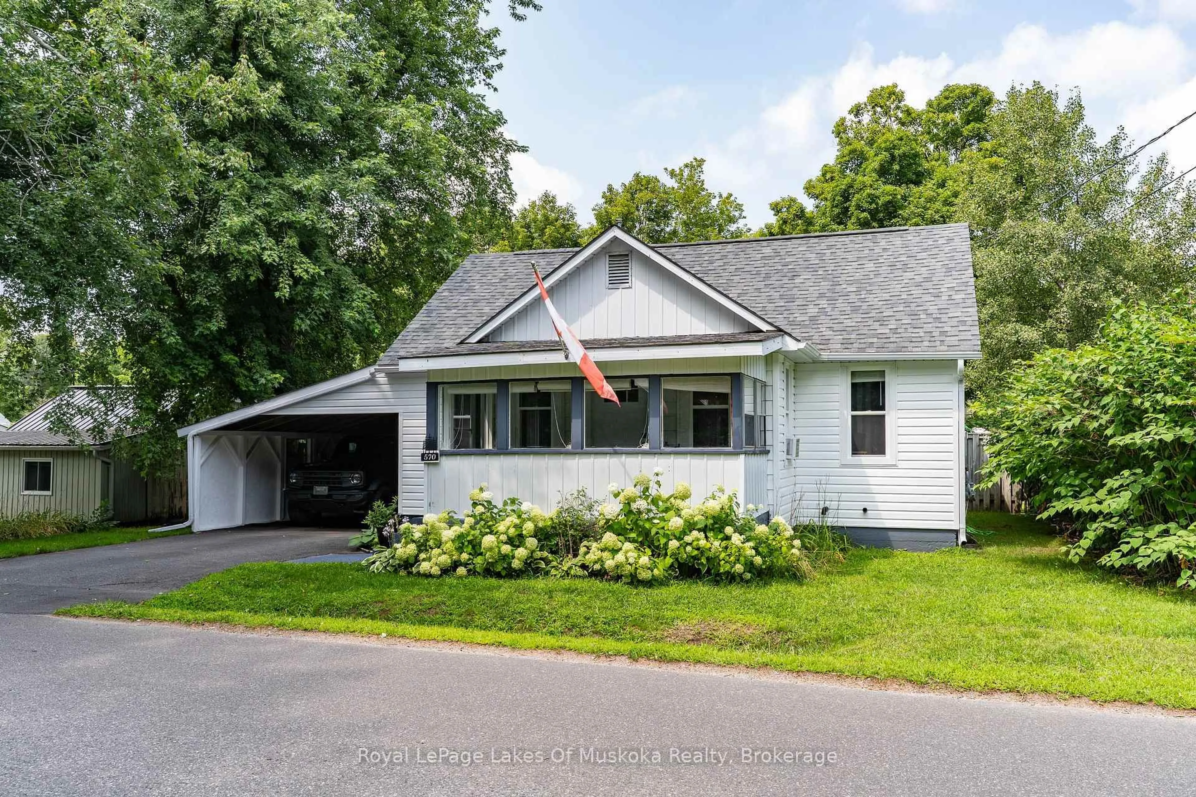 Home with vinyl exterior material, street for 570 Pinedale Rd, Gravenhurst Ontario P1P 1M1