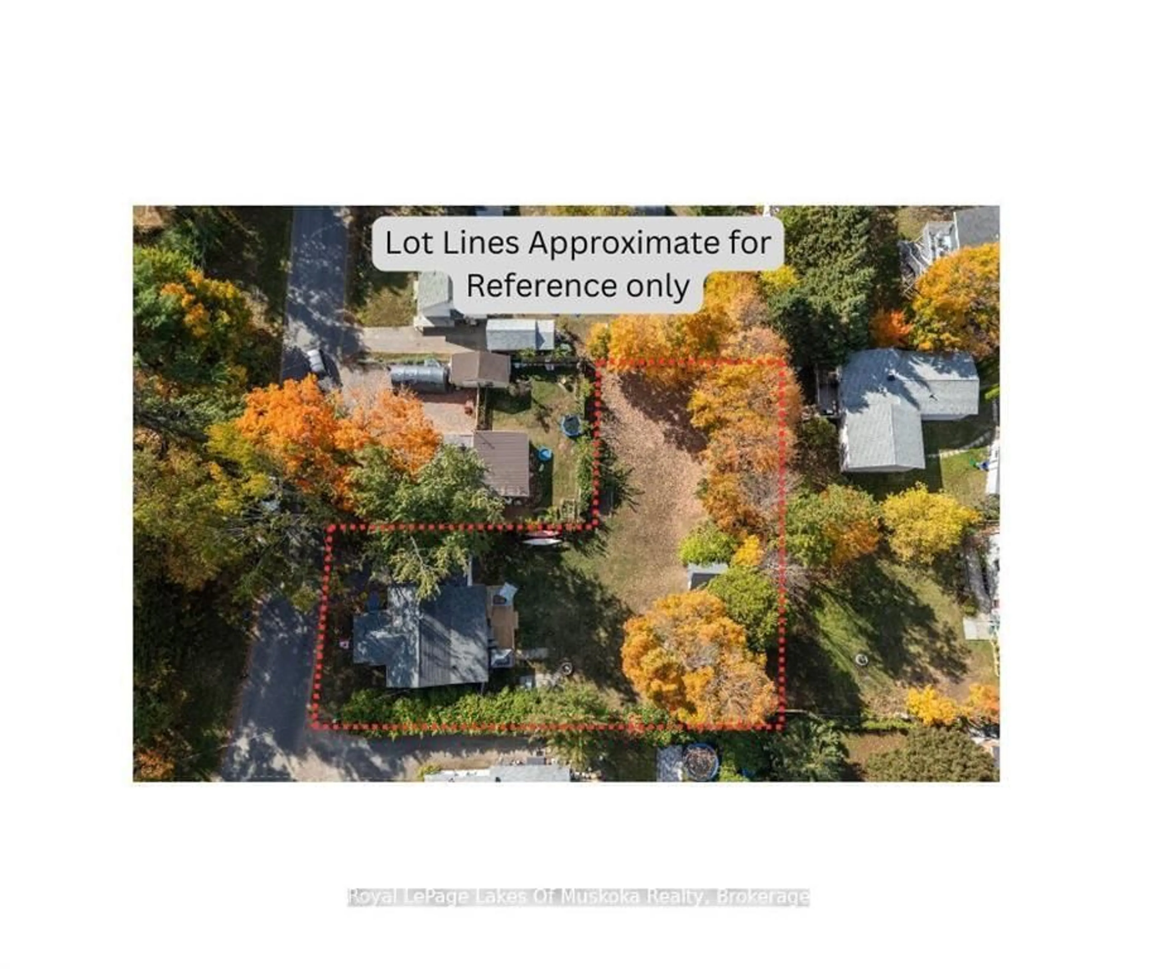 A pic from outside/outdoor area/front of a property/back of a property/a pic from drone, street for 570 Pinedale Rd, Gravenhurst Ontario P1P 1M1