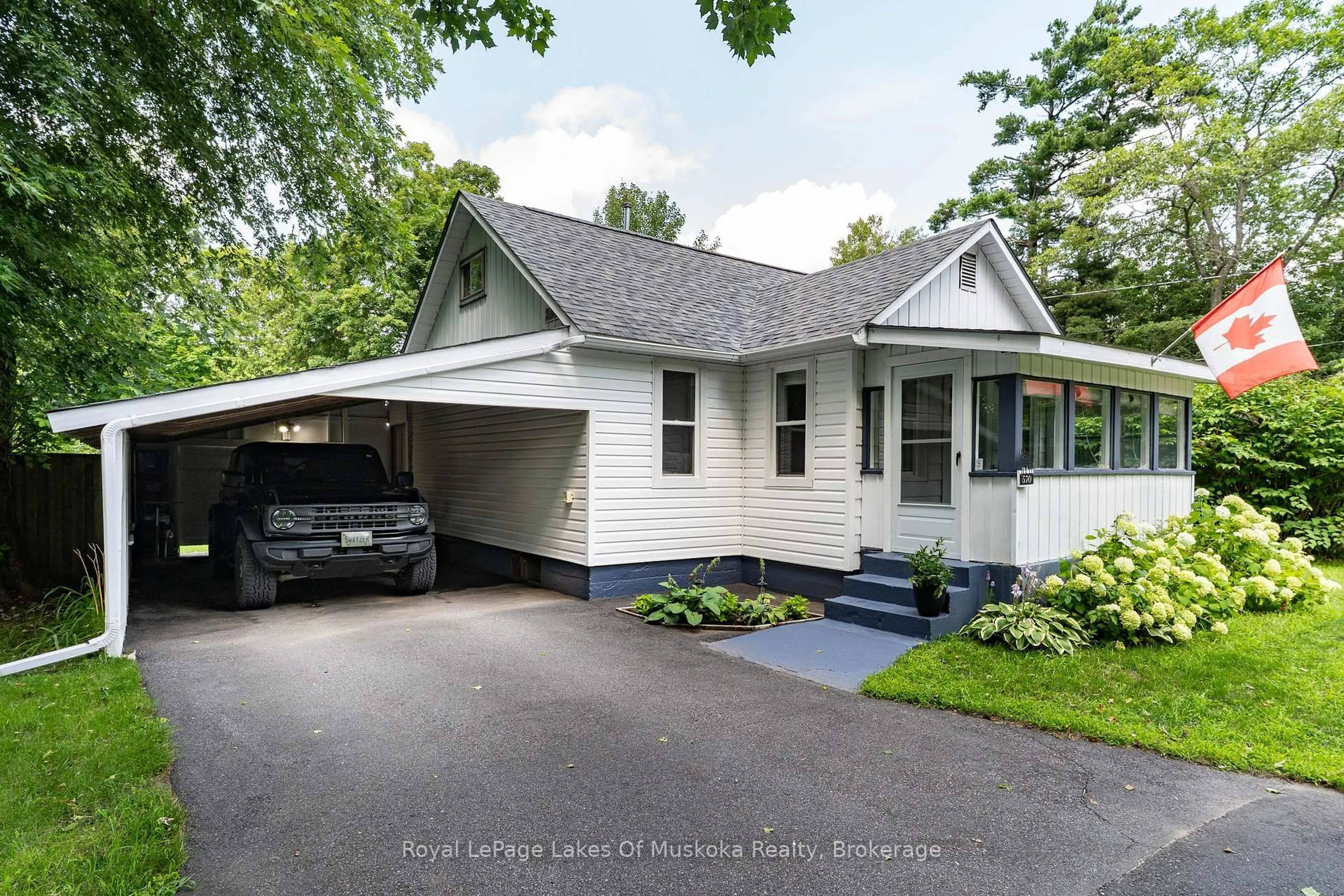 Home with vinyl exterior material, street for 570 Pinedale Rd, Gravenhurst Ontario P1P 1M1