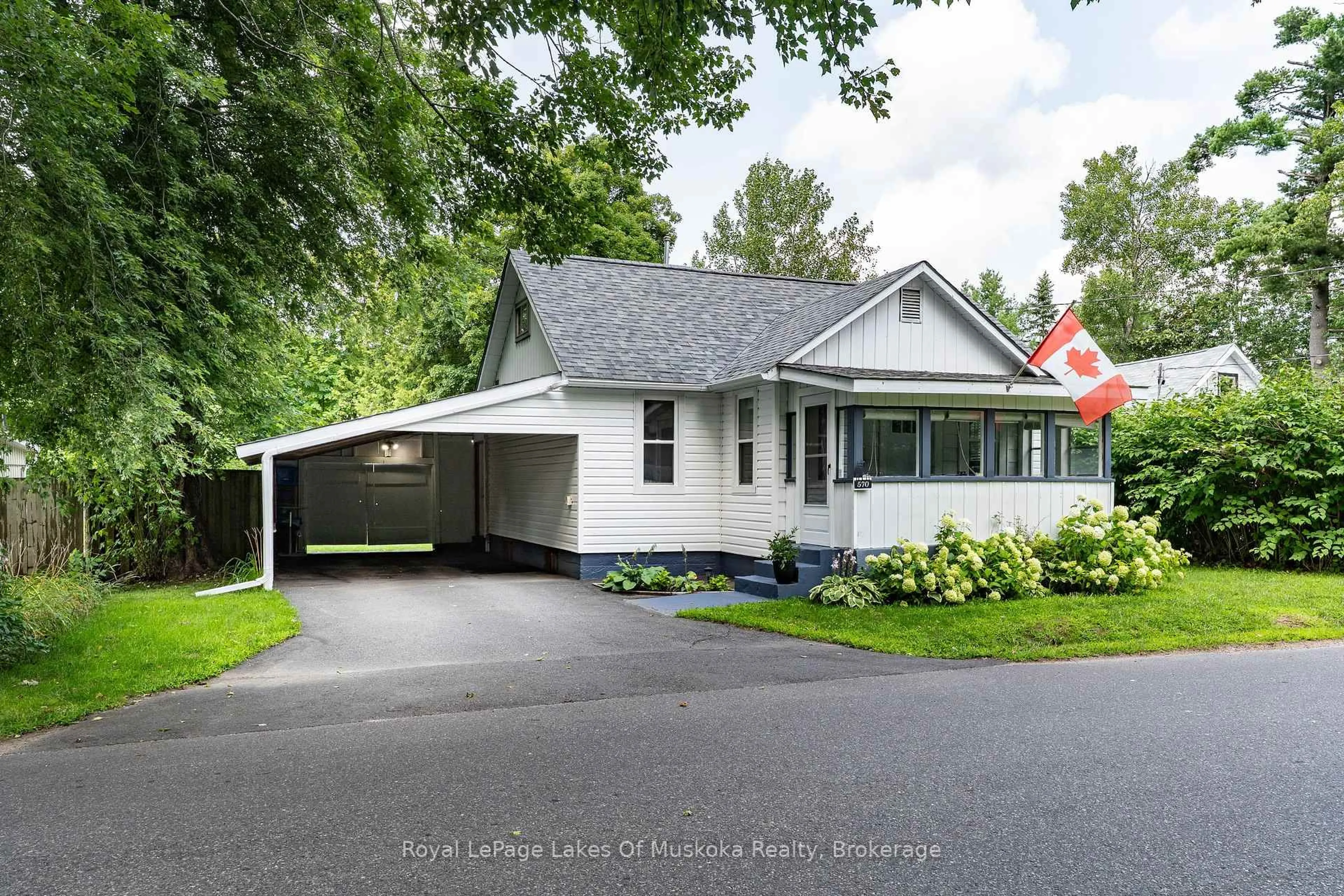Home with vinyl exterior material, street for 570 Pinedale Rd, Gravenhurst Ontario P1P 1M1