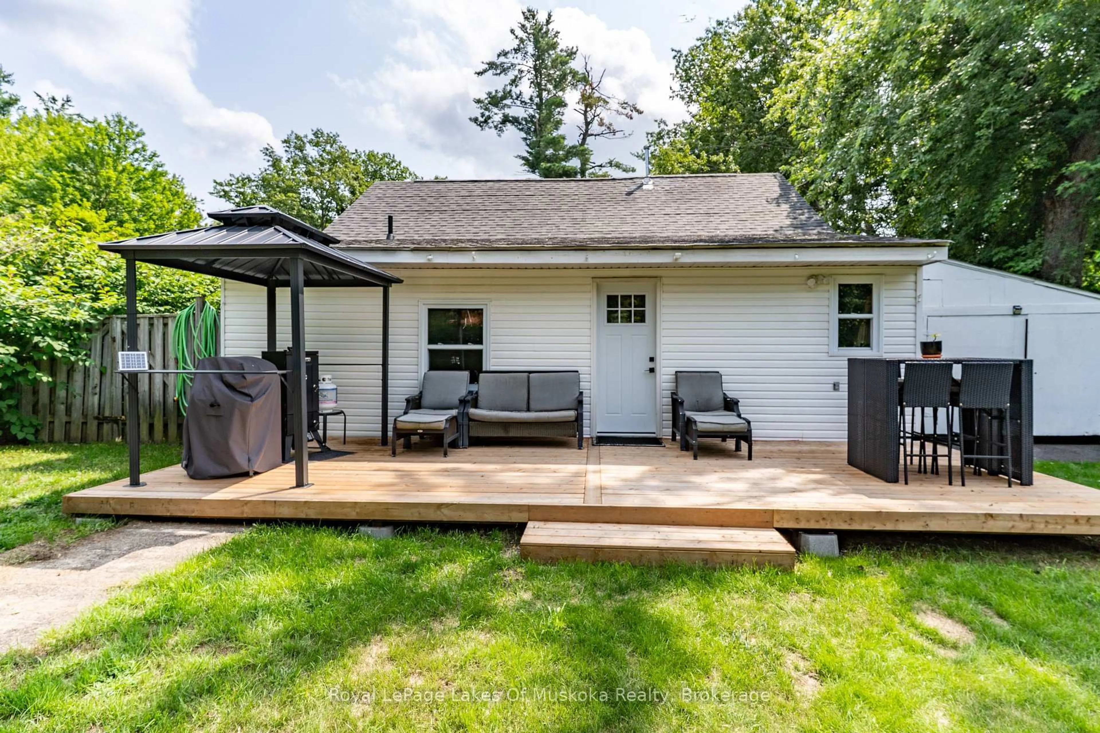 Patio, street for 570 Pinedale Rd, Gravenhurst Ontario P1P 1M1