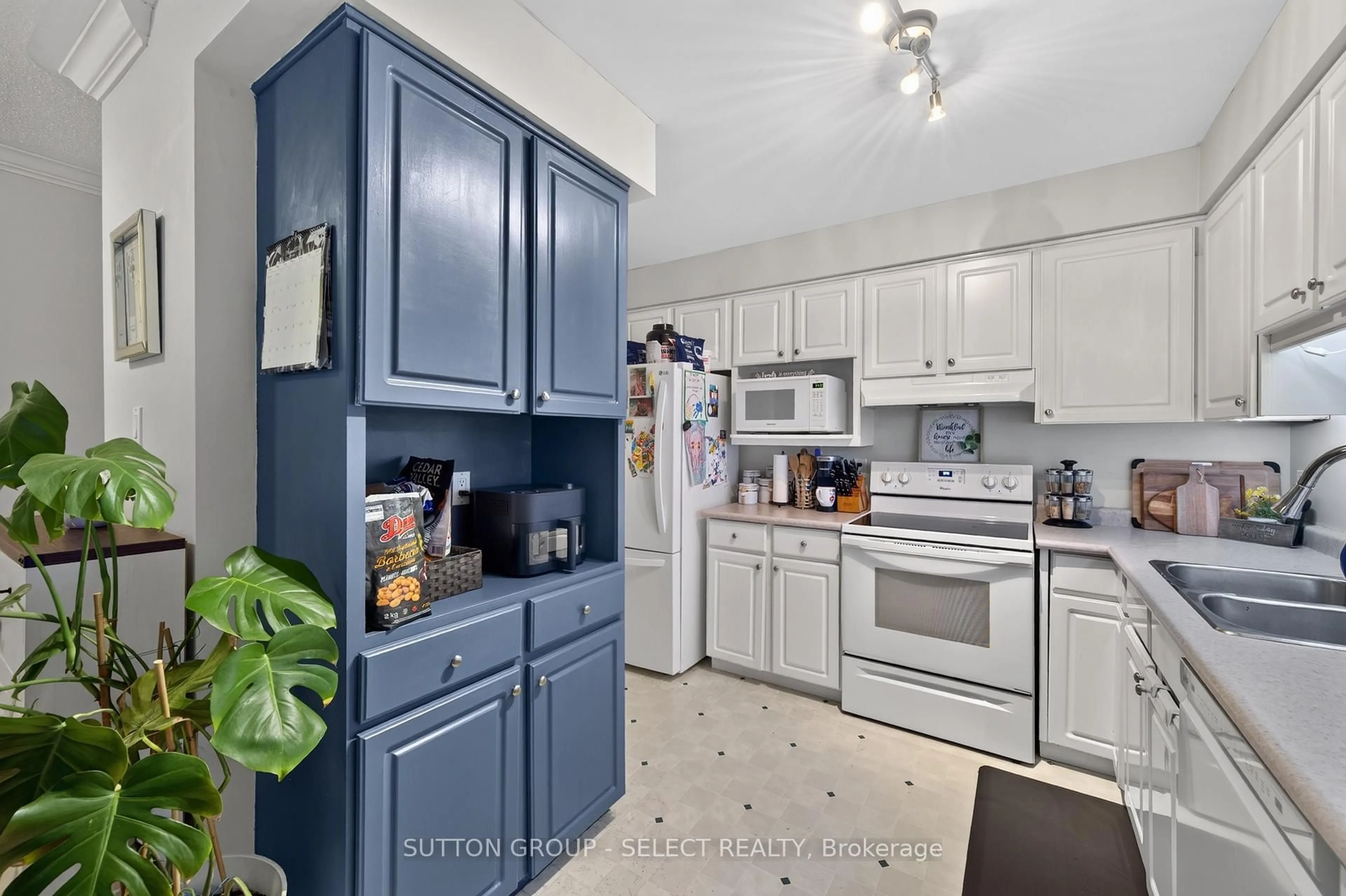 Standard kitchen, ceramic/tile floor for 410 Ambleside Dr #21, London North Ontario N6G 4Y3
