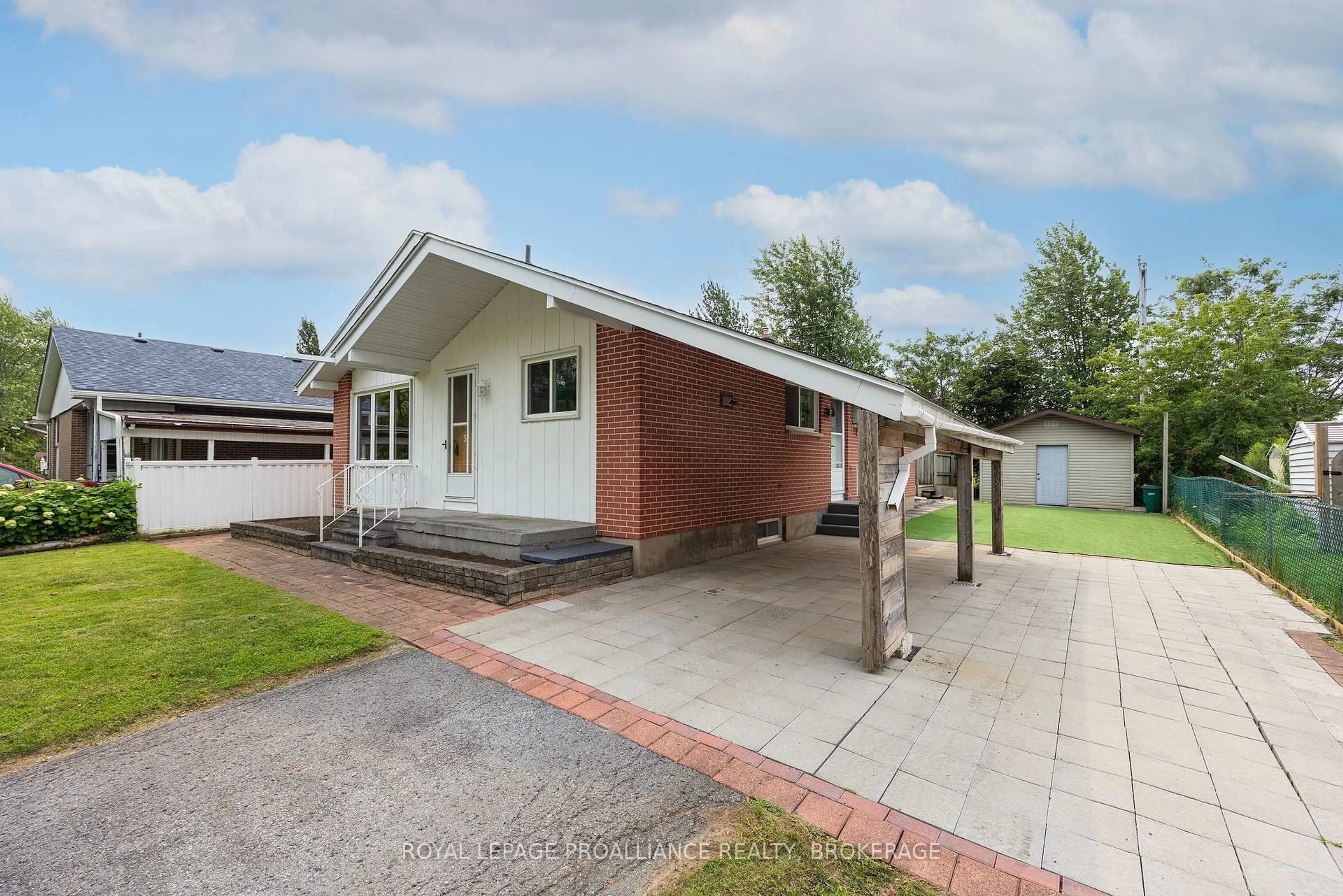 A pic from outside/outdoor area/front of a property/back of a property/a pic from drone, street for 30 Mulcaster St, Kingston Ontario K7M 2V5