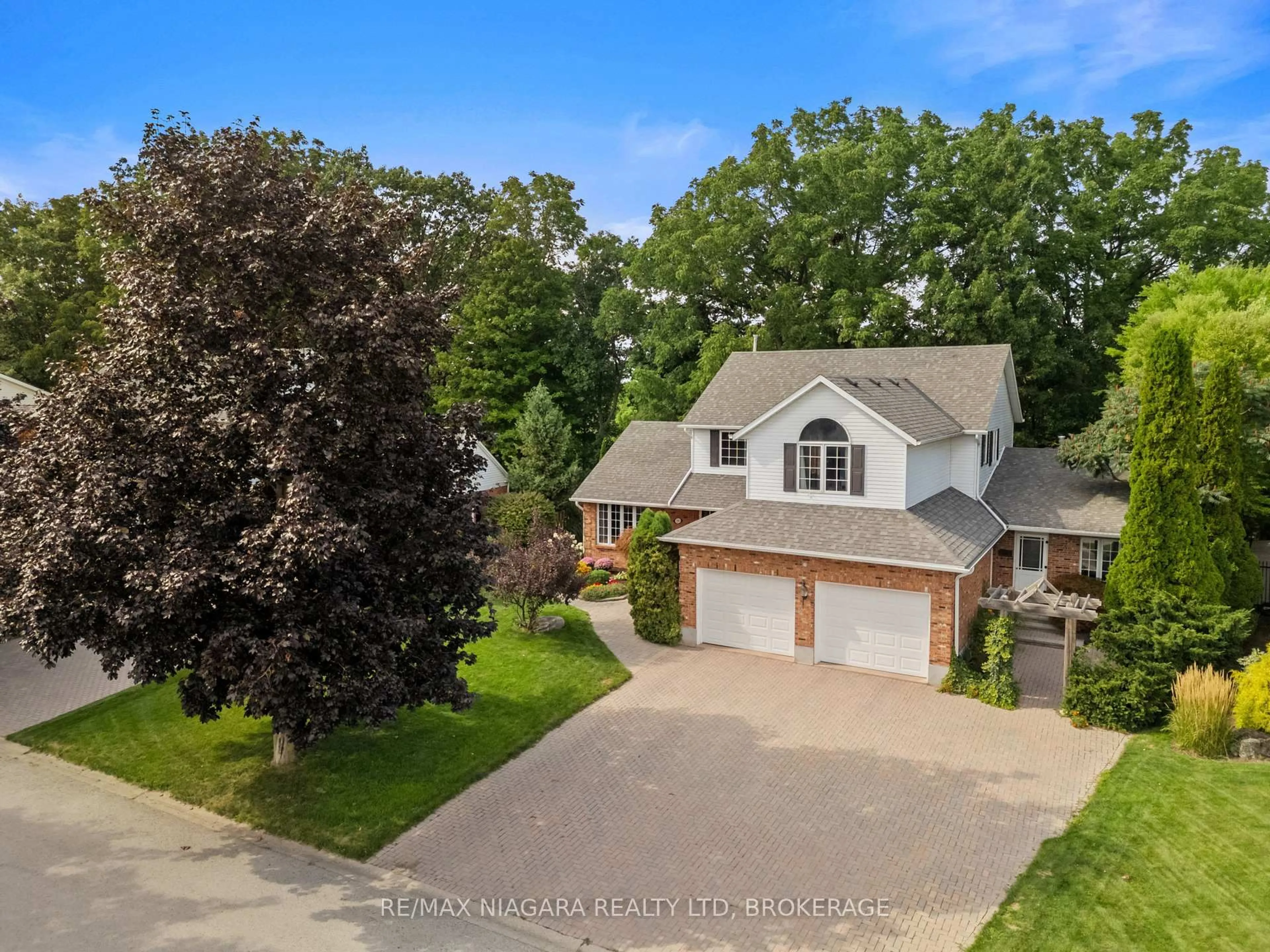 A pic from outside/outdoor area/front of a property/back of a property/a pic from drone, street for 3908 Carolynn Crt, Lincoln Ontario L0R 2C0
