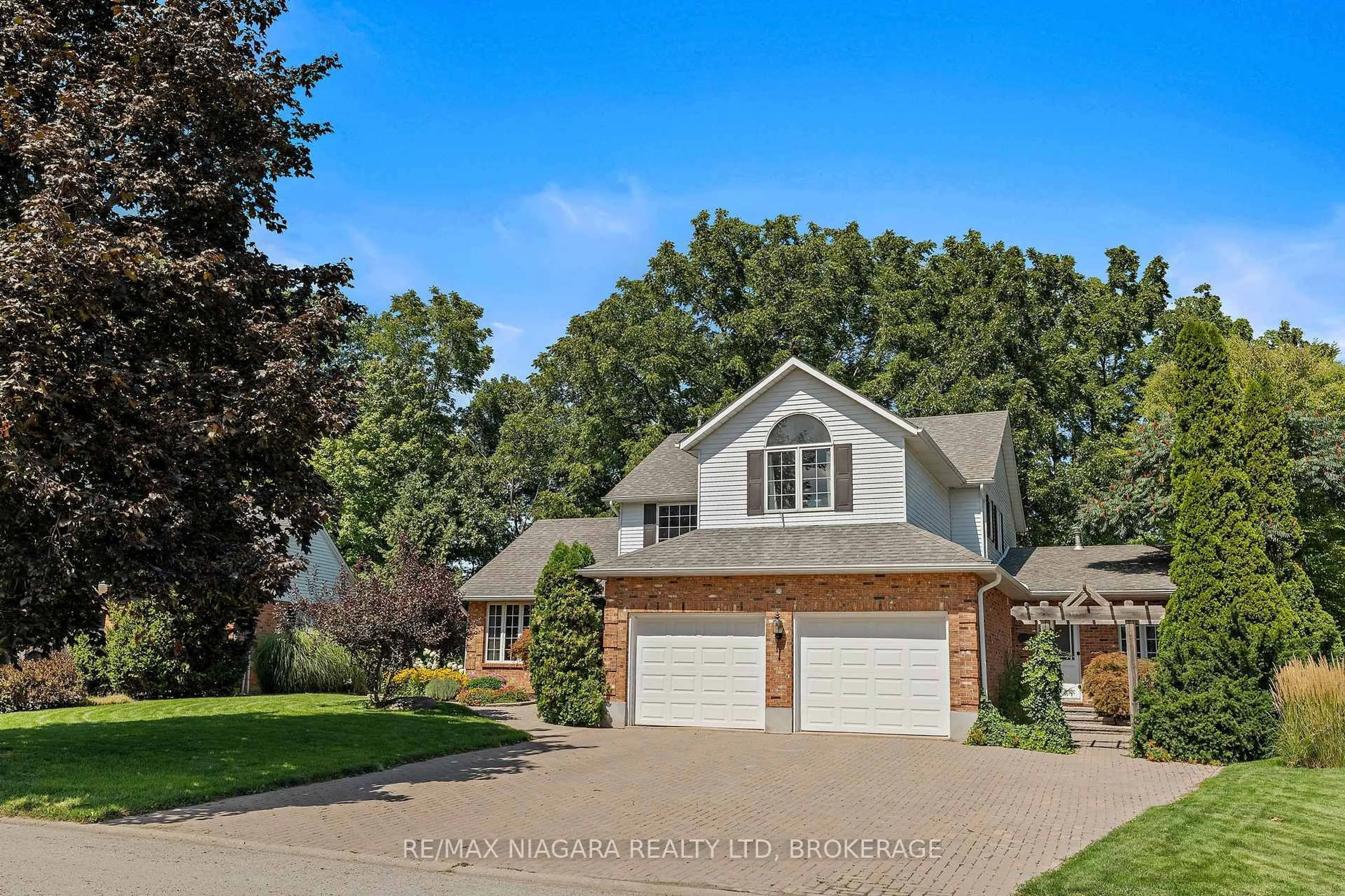 Home with vinyl exterior material, street for 3908 Carolynn Crt, Lincoln Ontario L0R 2C0