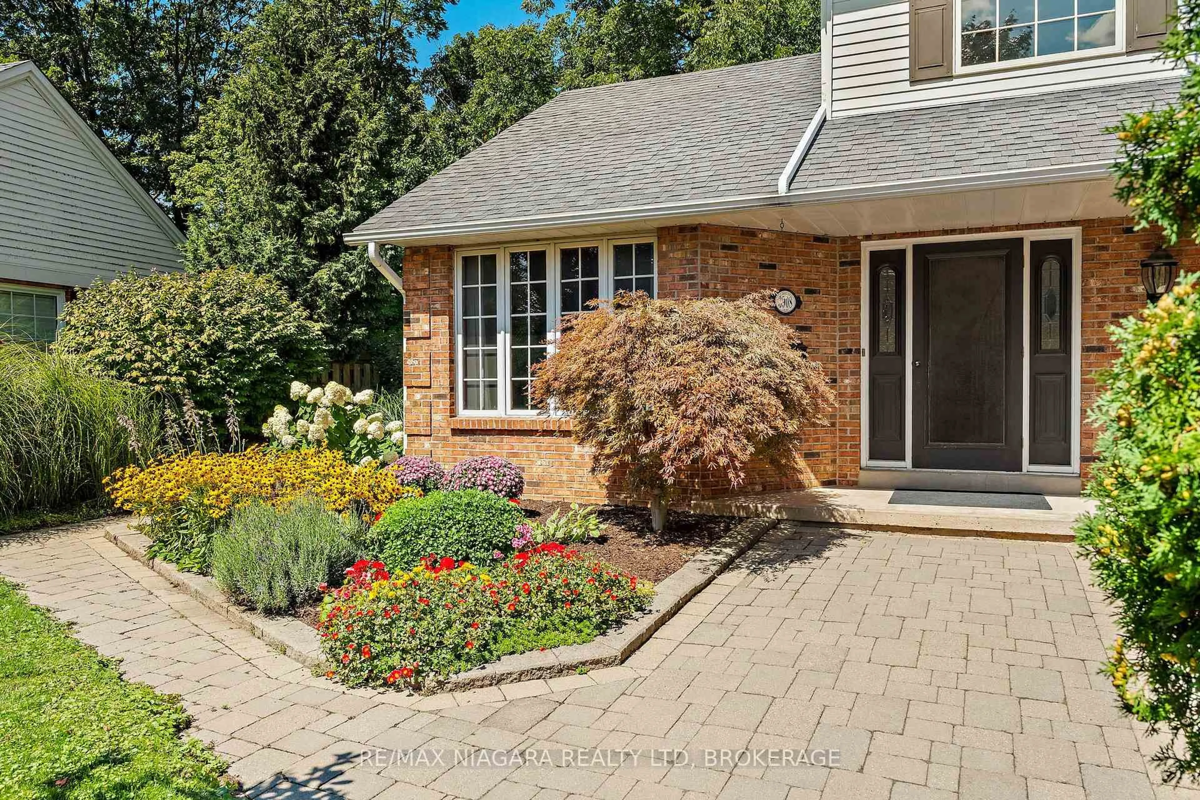 Home with brick exterior material, street for 3908 Carolynn Crt, Lincoln Ontario L0R 2C0