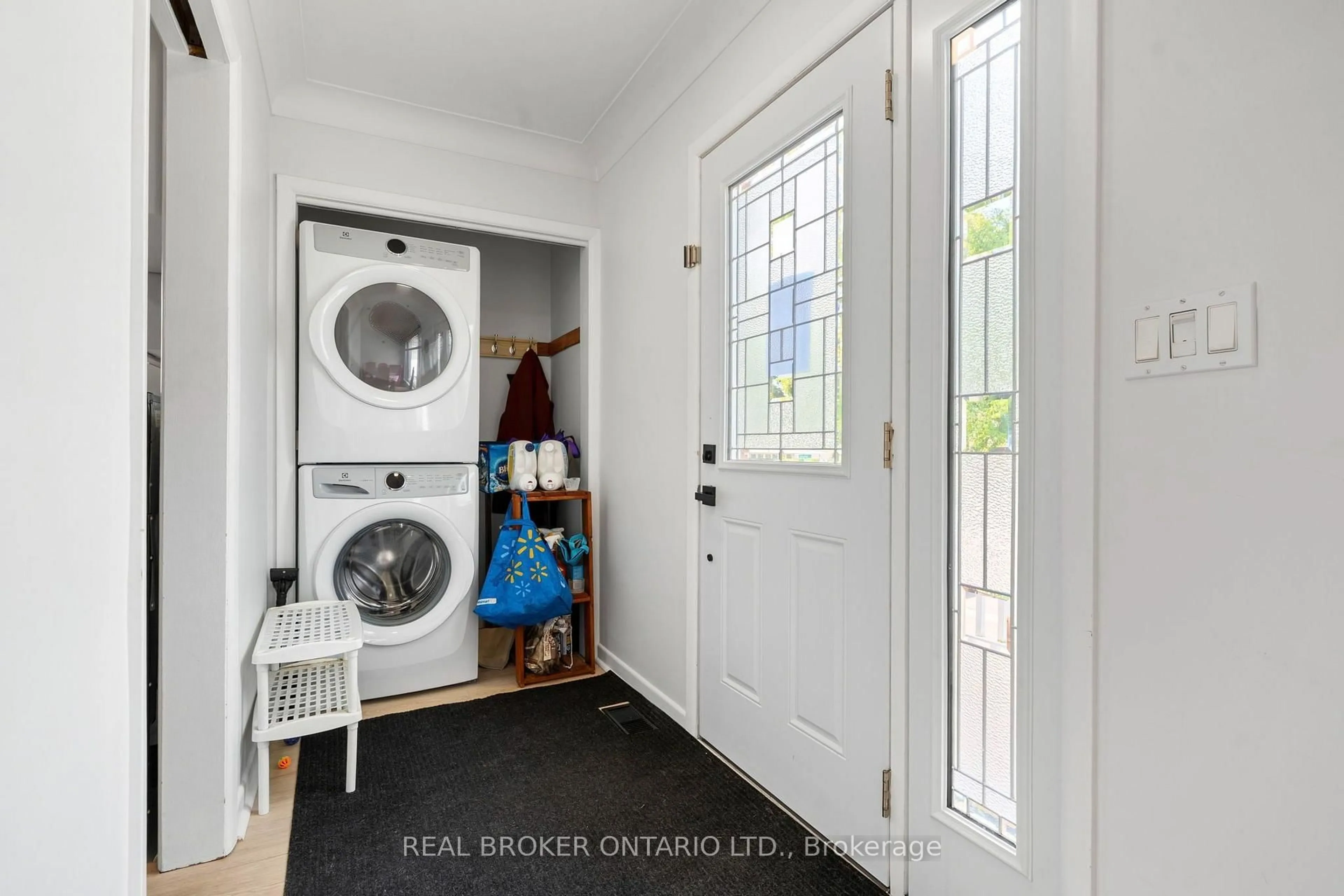 Indoor entryway for 23 Homewood Ave, Norfolk Ontario N3Y 2S9
