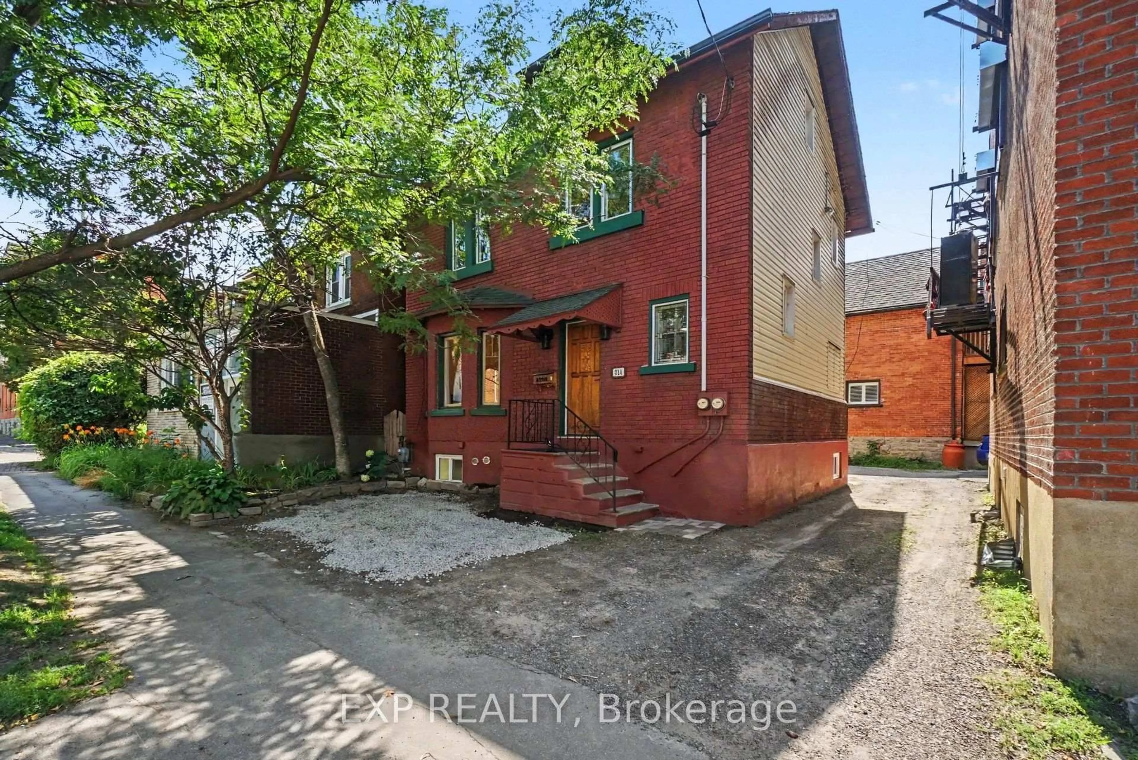 A pic from outside/outdoor area/front of a property/back of a property/a pic from drone, street for 314 O'Connor St, Ottawa Ontario K2P 1V8