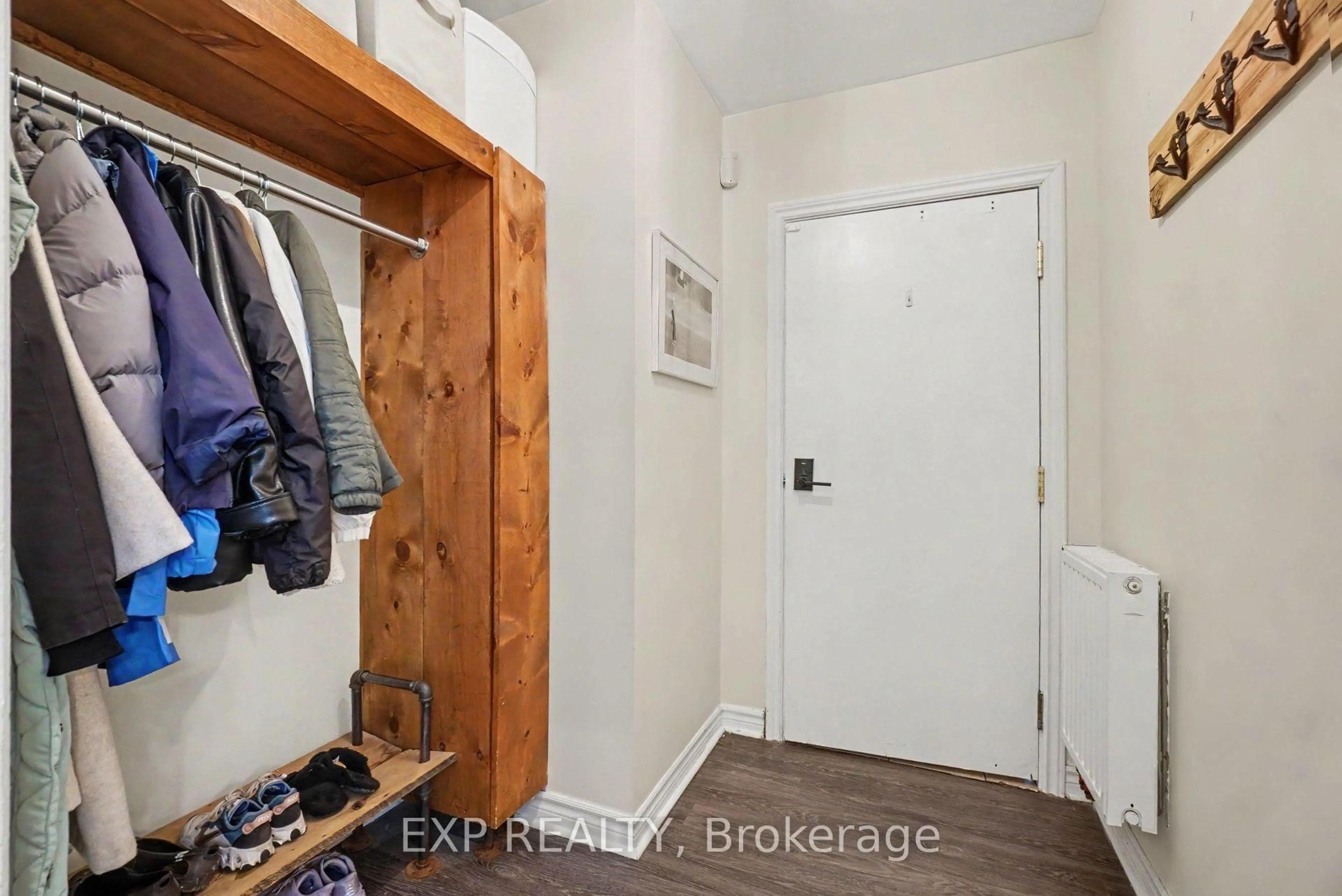 Indoor entryway for 314 O'Connor St, Ottawa Ontario K2P 1V8