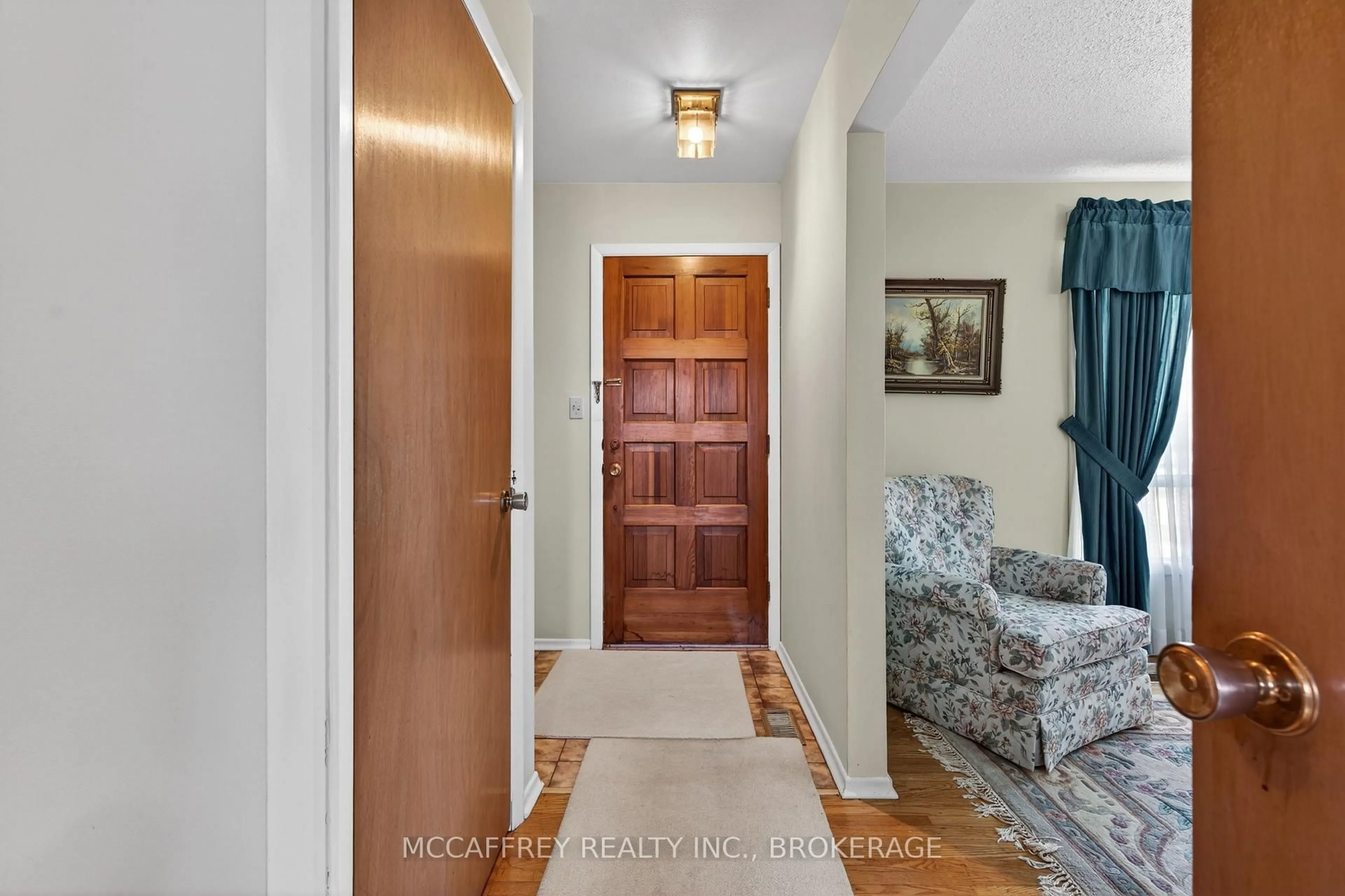 Indoor entryway for 212 King St, Greater Napanee Ontario K7R 1B7