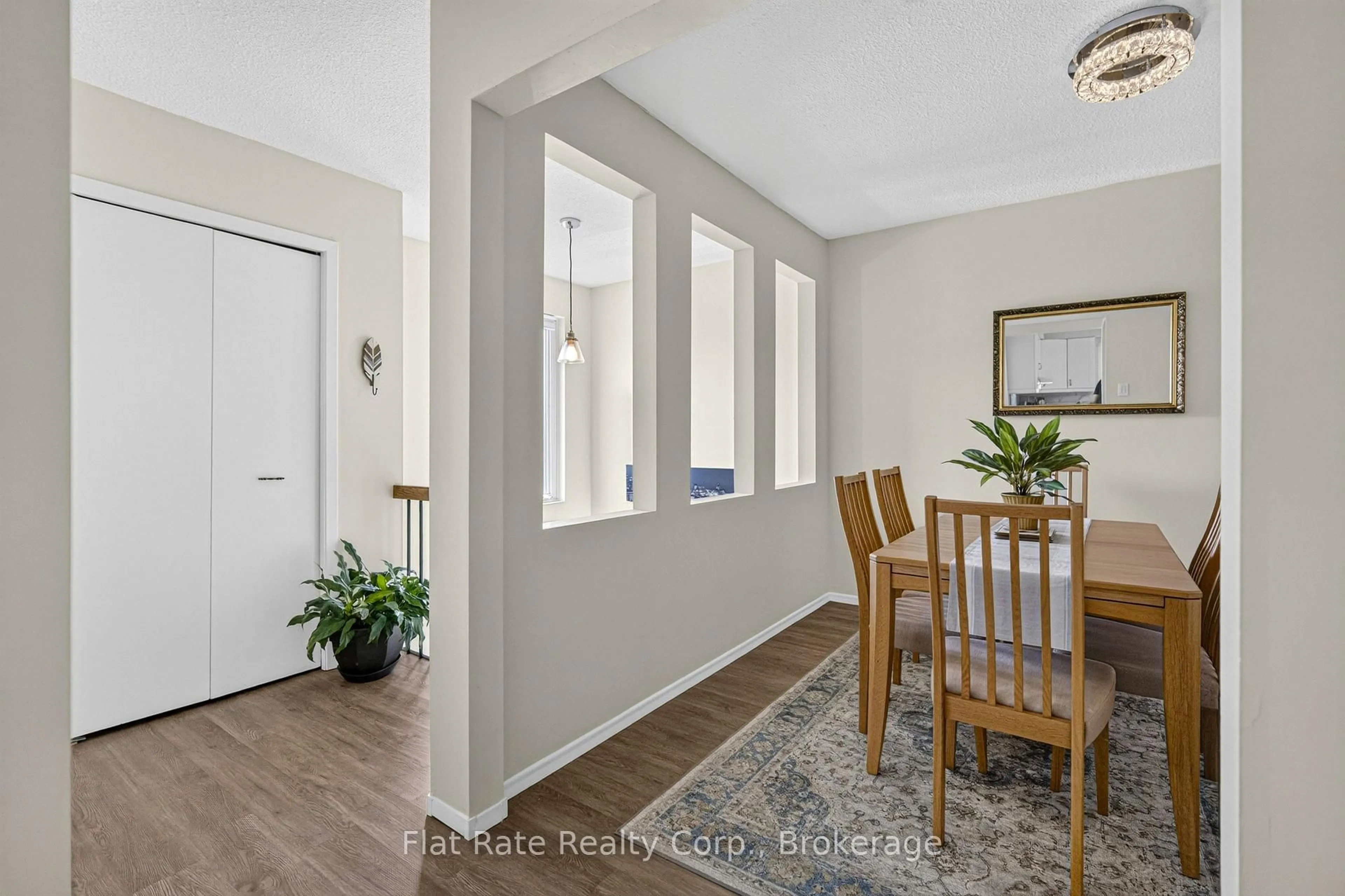 Indoor entryway for 1990 WALKER Ave, Peterborough Ontario K9L 1T5