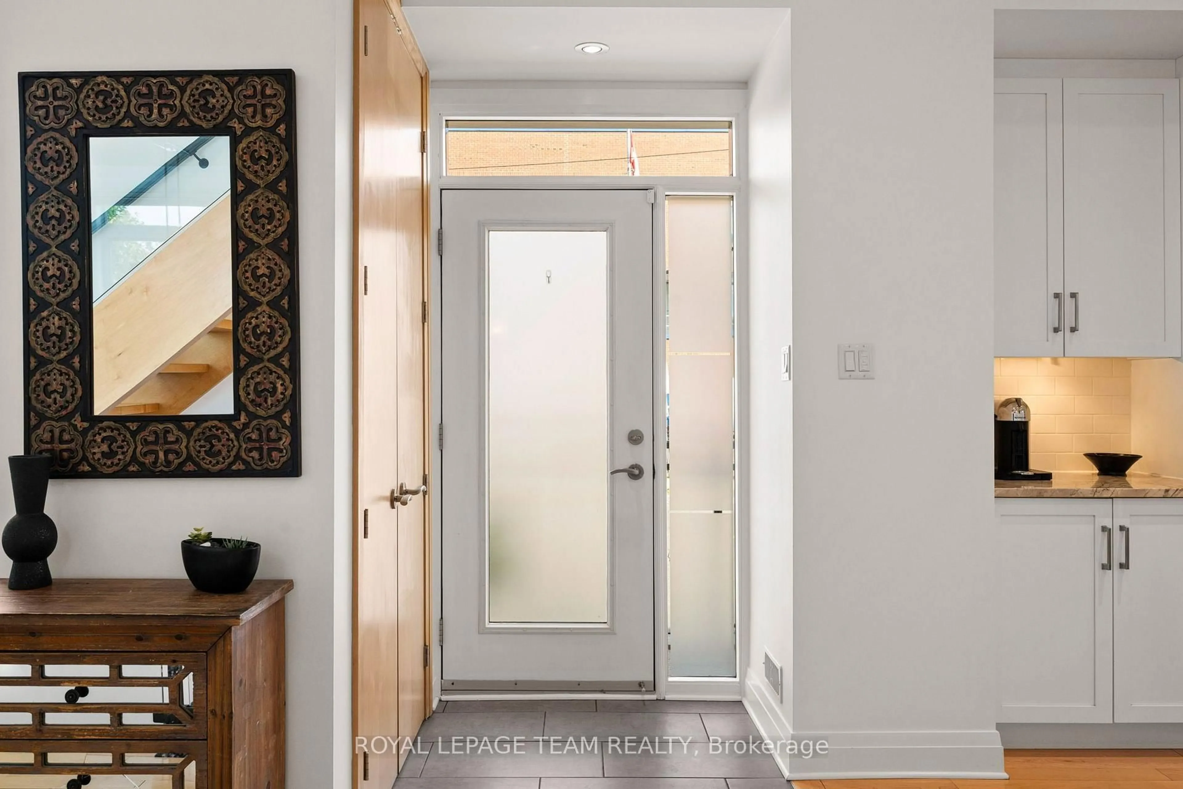 Indoor entryway for 445 Edison Ave, Ottawa Ontario K2A 1S5